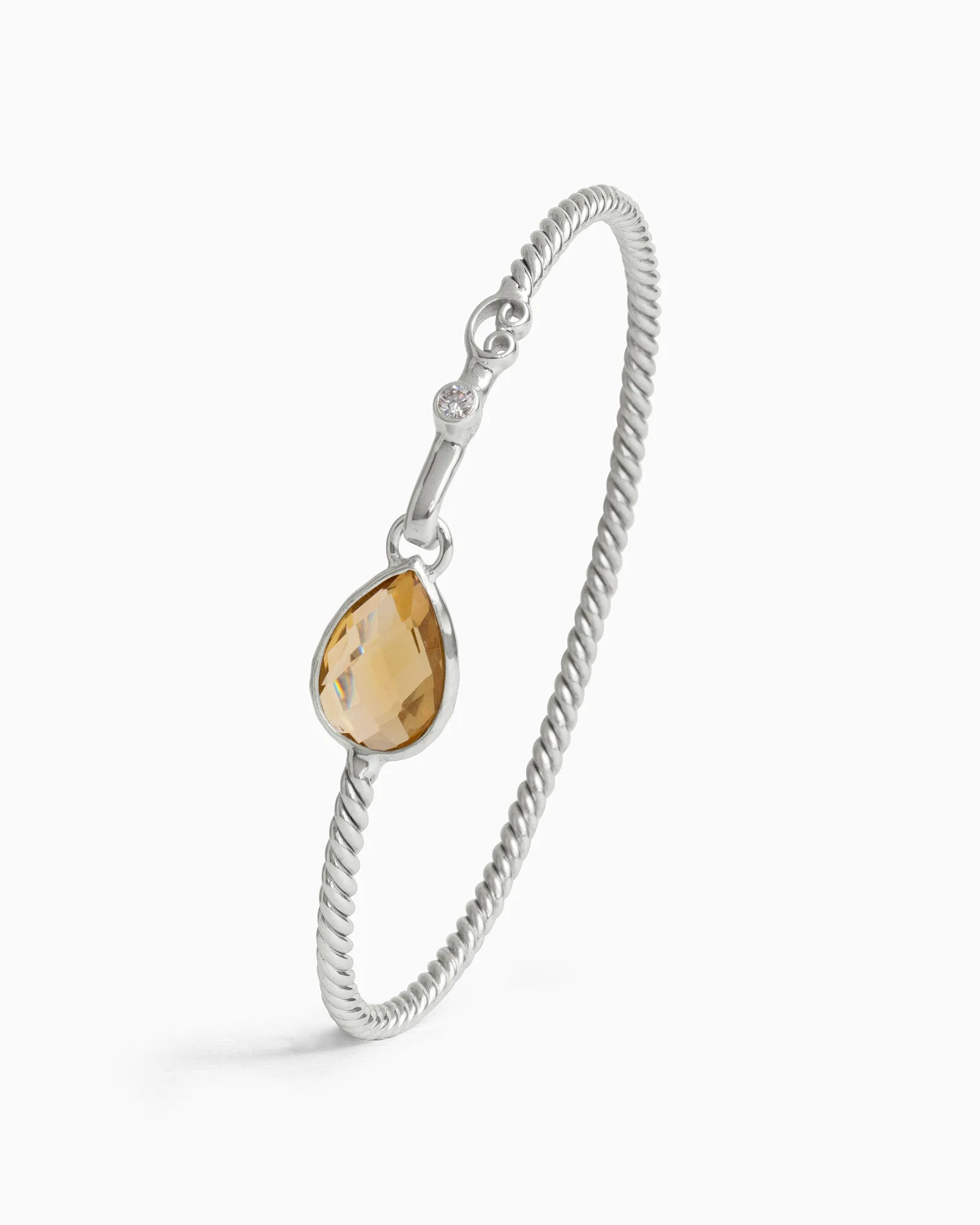 Pulsera de gancho retorcido con piedra: consejos de cuidado y limpieza