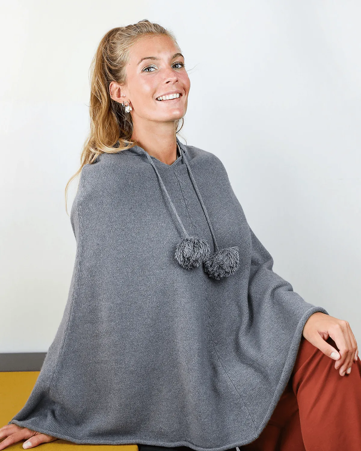 Poncho à capuche femme gris cendre pailleté en laine et cachemire