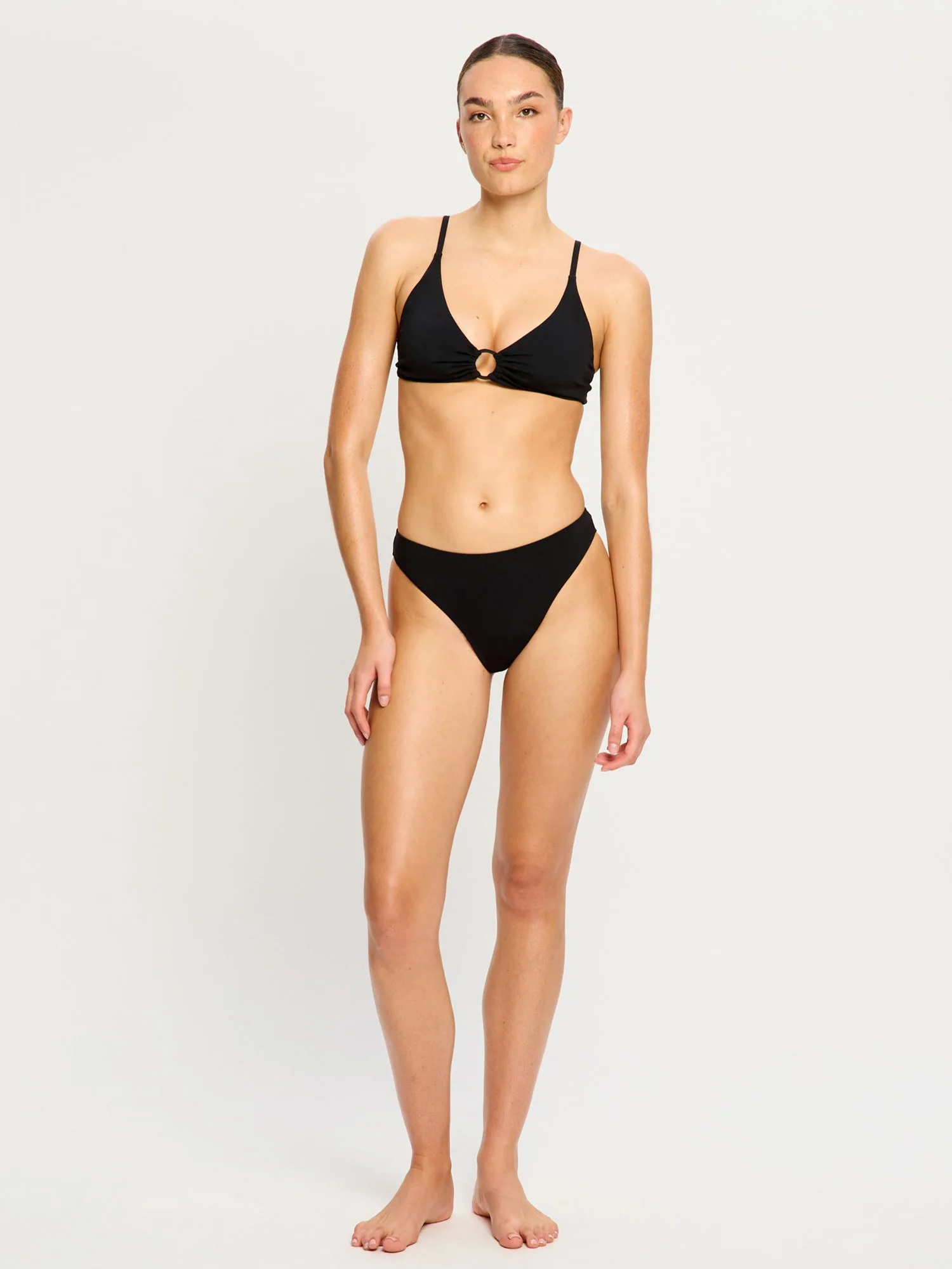 Slip échancré vs slip classique : guide des bas de maillot