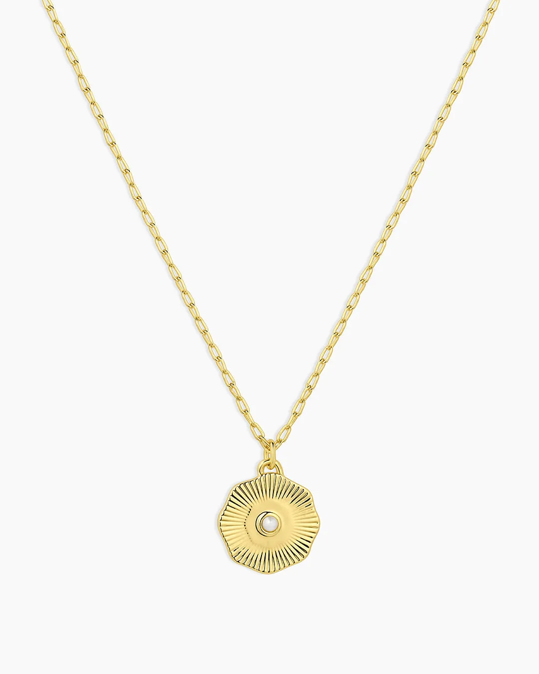 Collier pièce de naissance ou collier sable de récif : que choisir ?