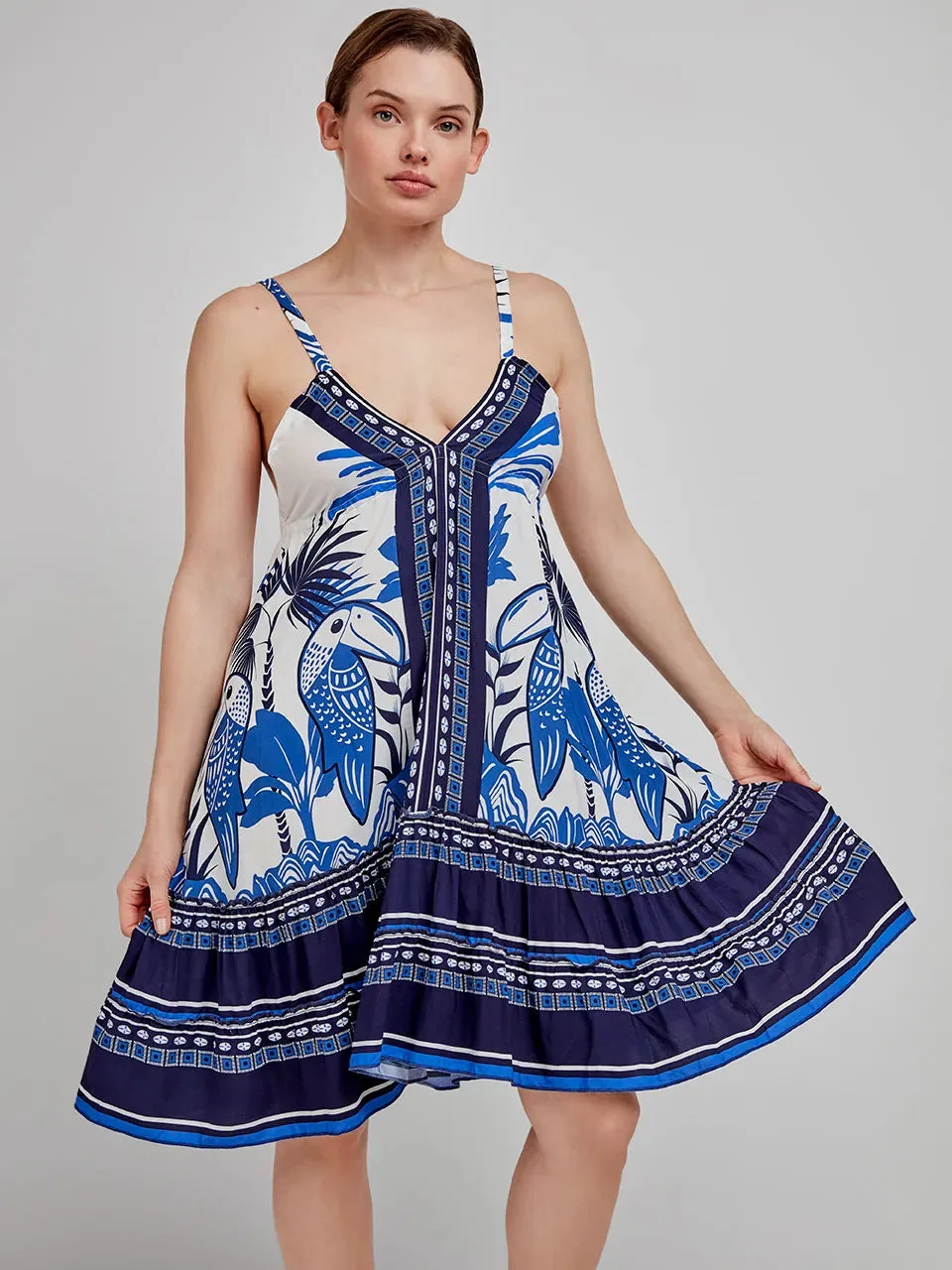 Kurzes Kleid mit Muster, dünnen Trägern und V-Ausschnitt