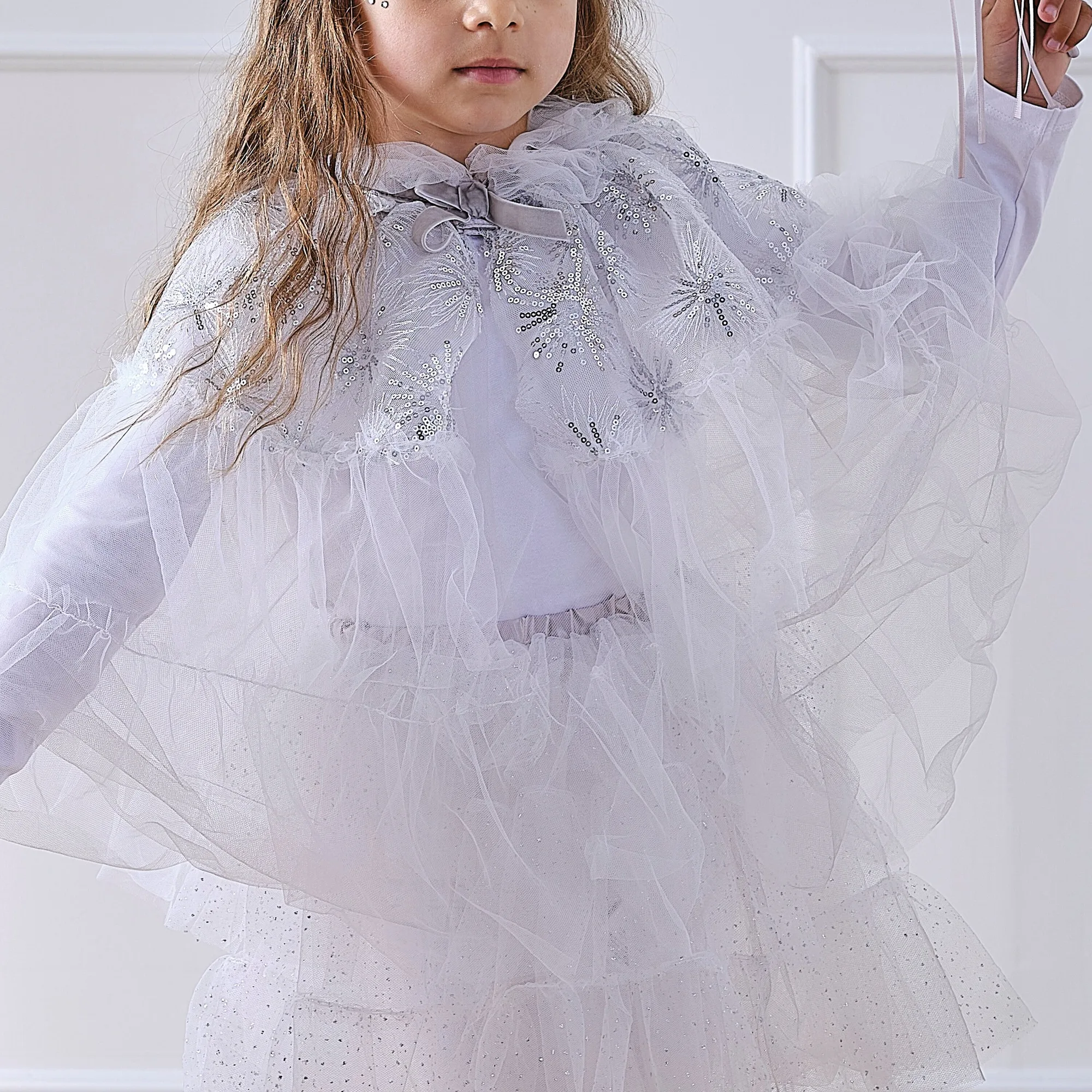 Comment porter une cape de princesse fée pour les jeux quotidiens