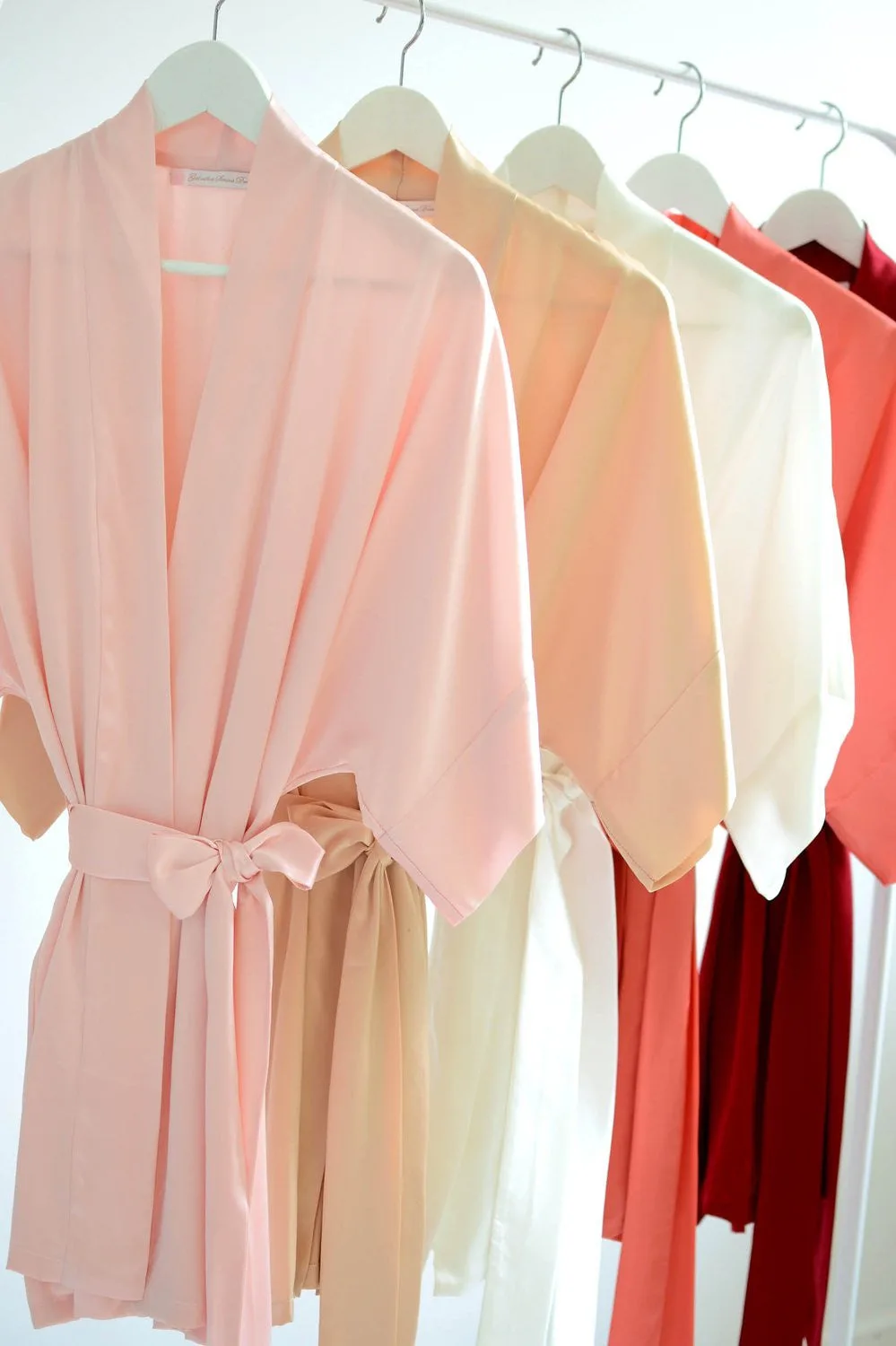 Bata kimono de seda nupcial Samantha, batas para damas de honor en colores Fresa y Crema