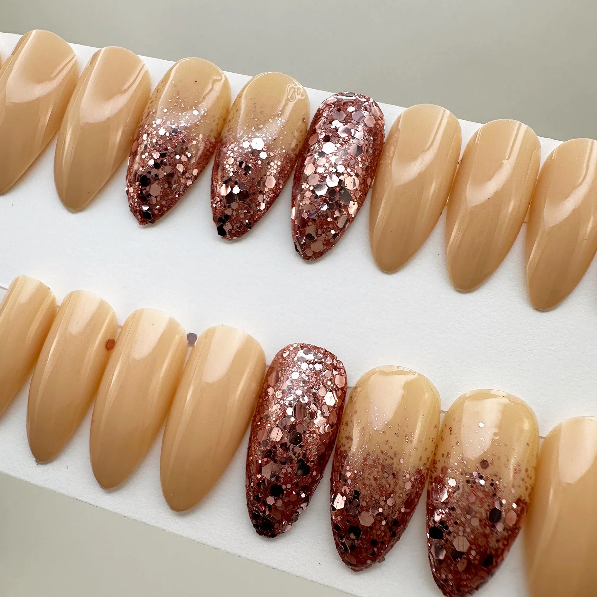 Roségoldene Mandel-Press-Ons für glamouröse Date-Nächte