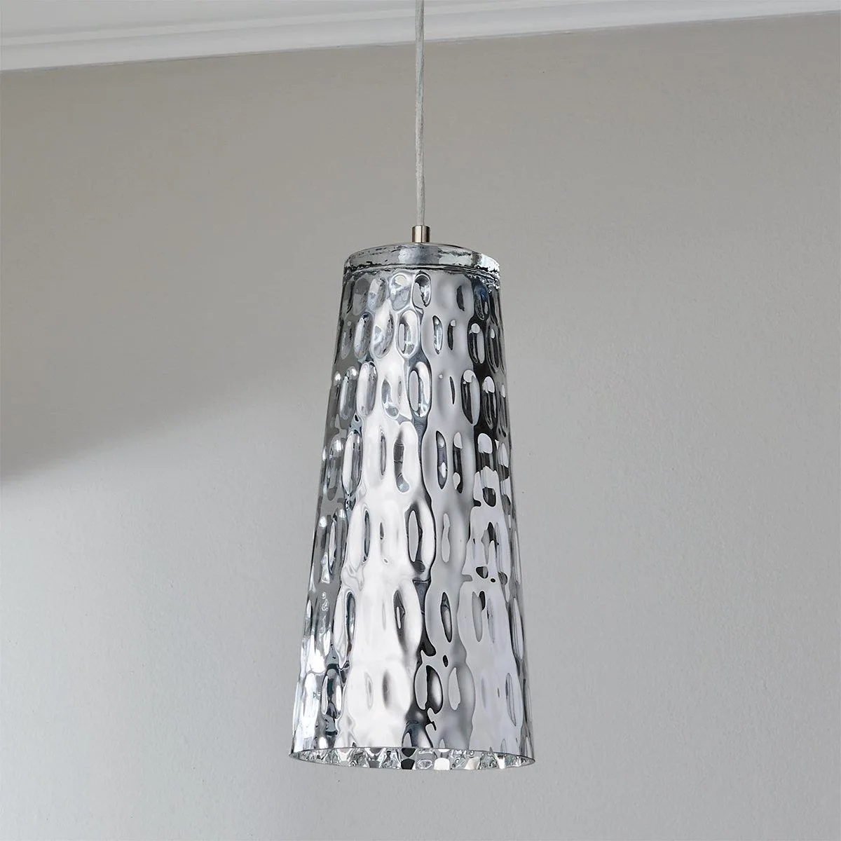 How to Choose Lighting for a Living Room with a Sloped Ceiling: Chandeliers and Pendants