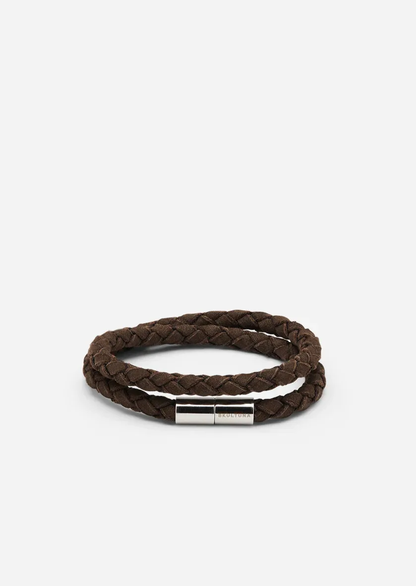 Cómo combinar una pulsera de ante con una pulsera bañada en oro
