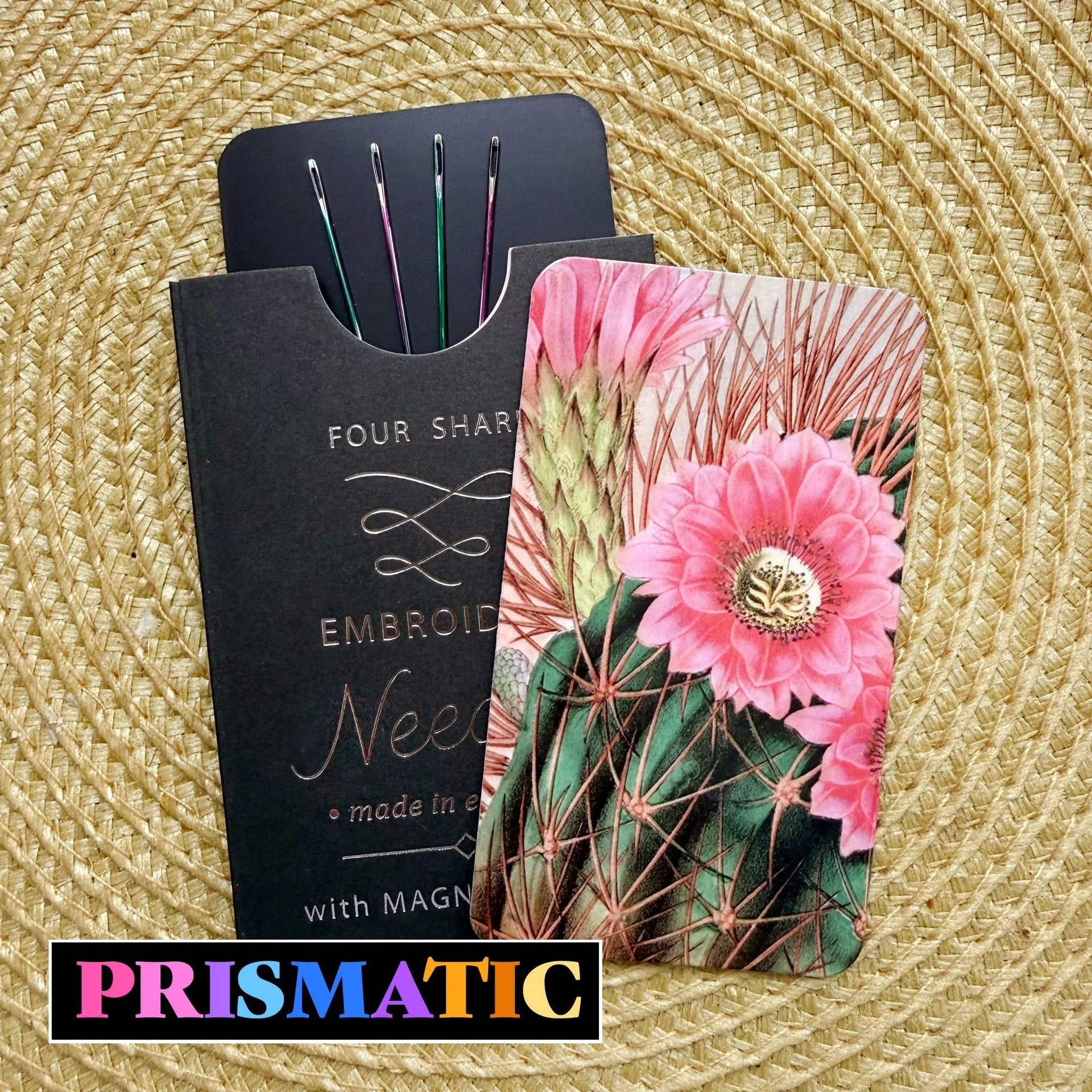 Neulapakkaus - Prisma-neulat - Neljä käsinompeluneulaa ja magneettialusta