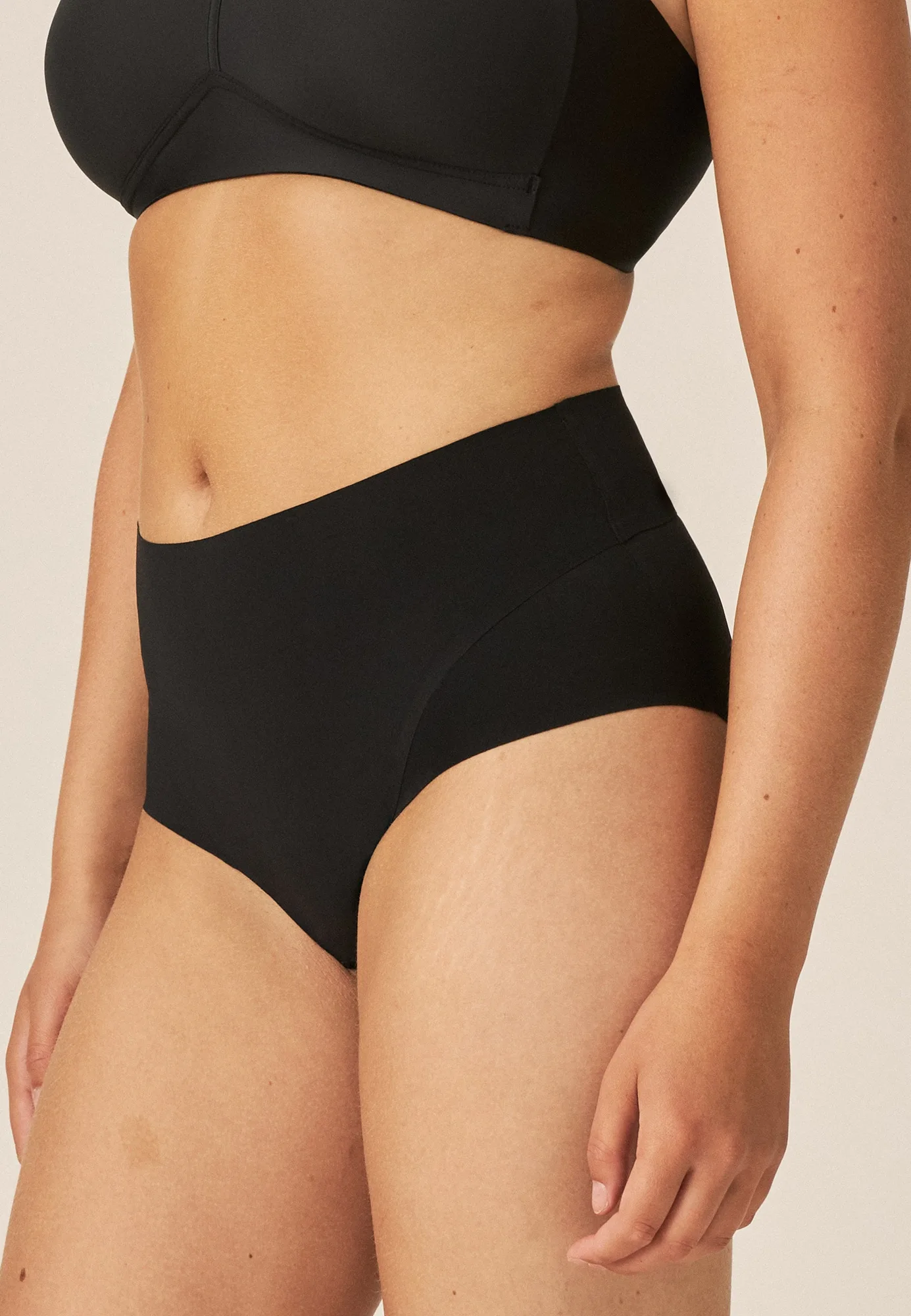 Slip de cintura alta con efecto moldeador ligero