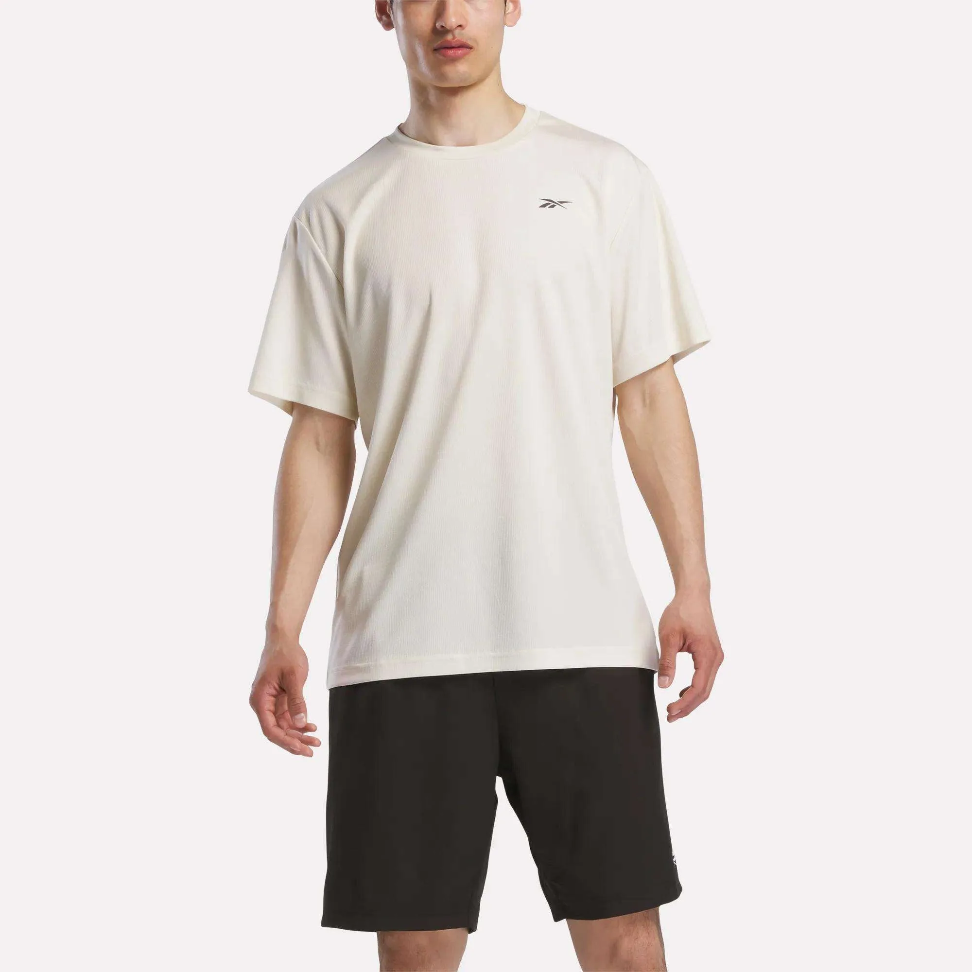 Cómo combinar un top Reebok de manga corta para entrenar