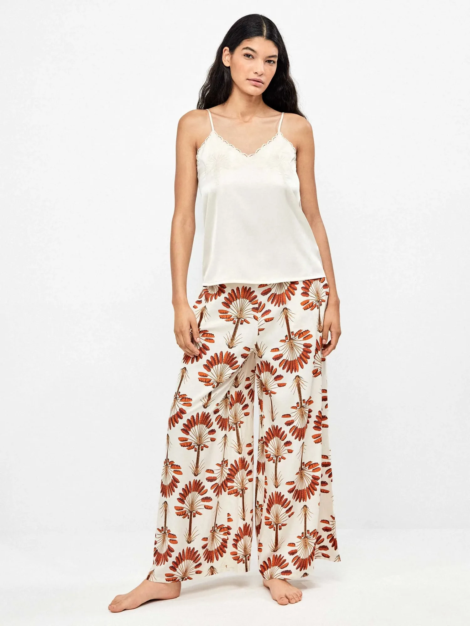 Pantalón largo ancho con estampado de palmeras