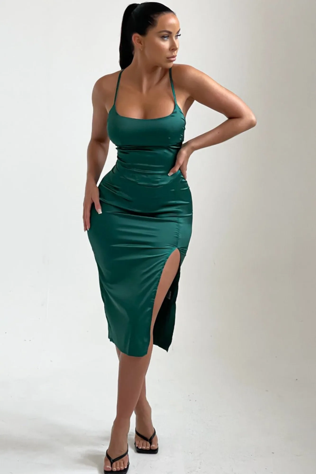 Comment porter une robe satinée de jour comme de nuit