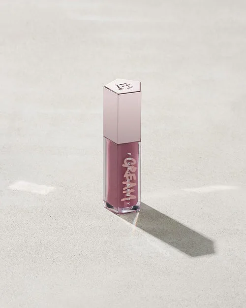 Gloss Bomb كريم أم يونيفرسال: أي لمسة نهائية تفوز؟
