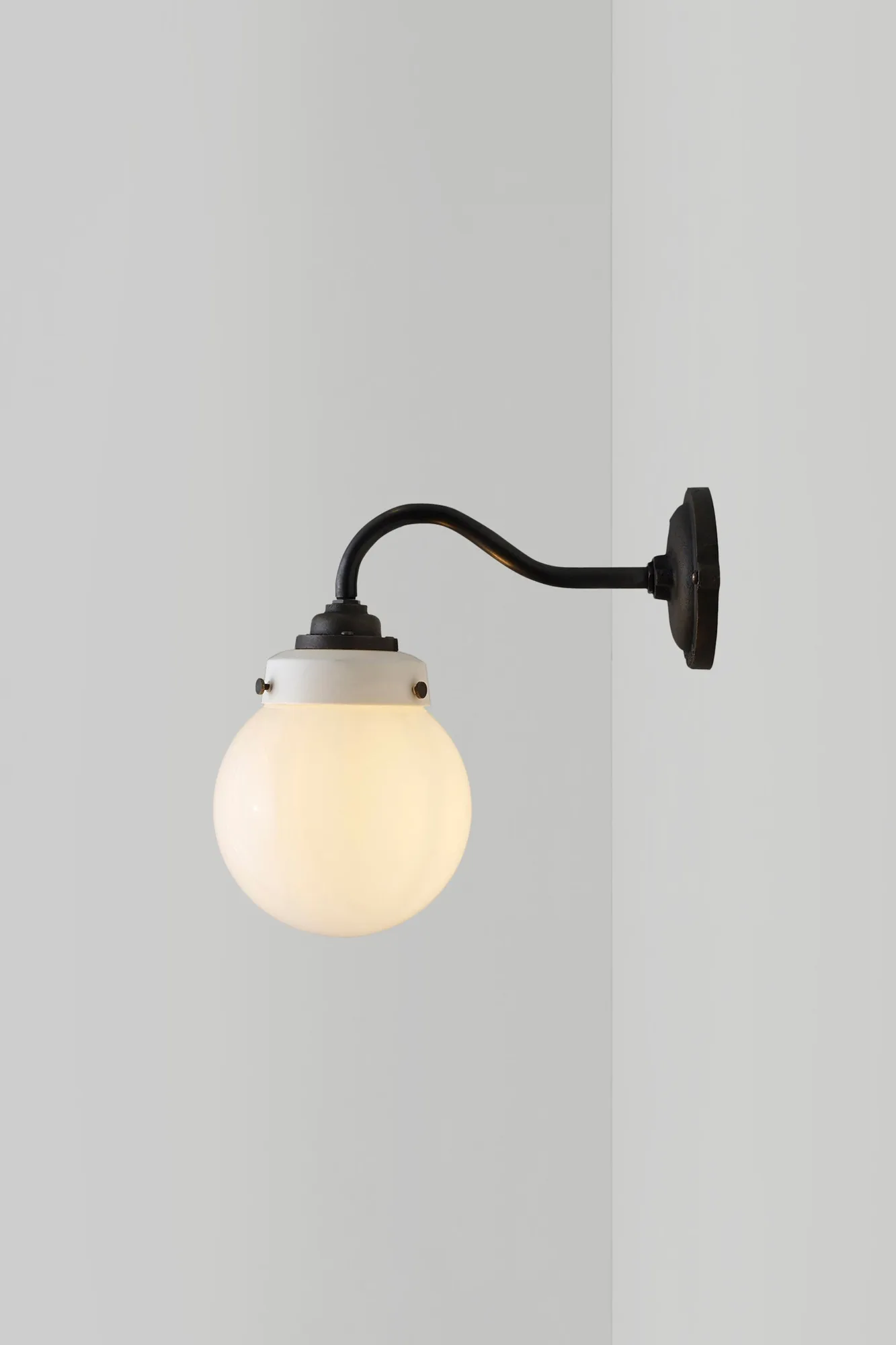 Hampton Wall Light Size 1 vs Size 2: Which Fits Your Space?
