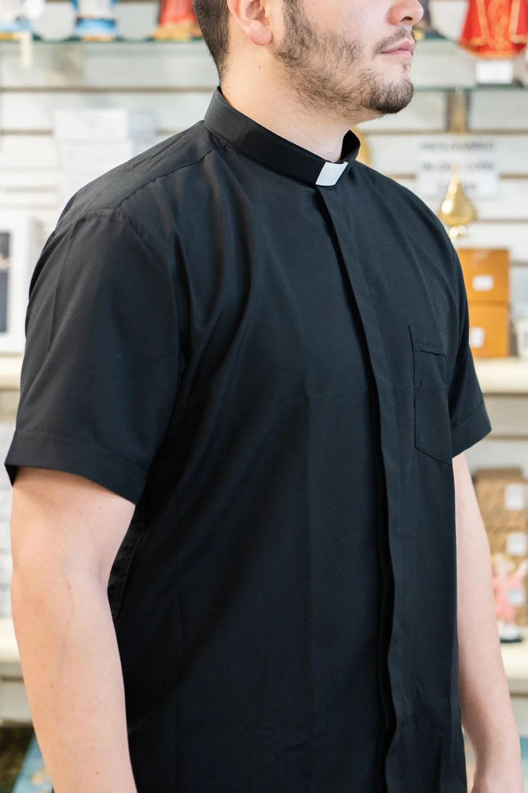 Come scegliere una camicia clericale per l'uso quotidiano