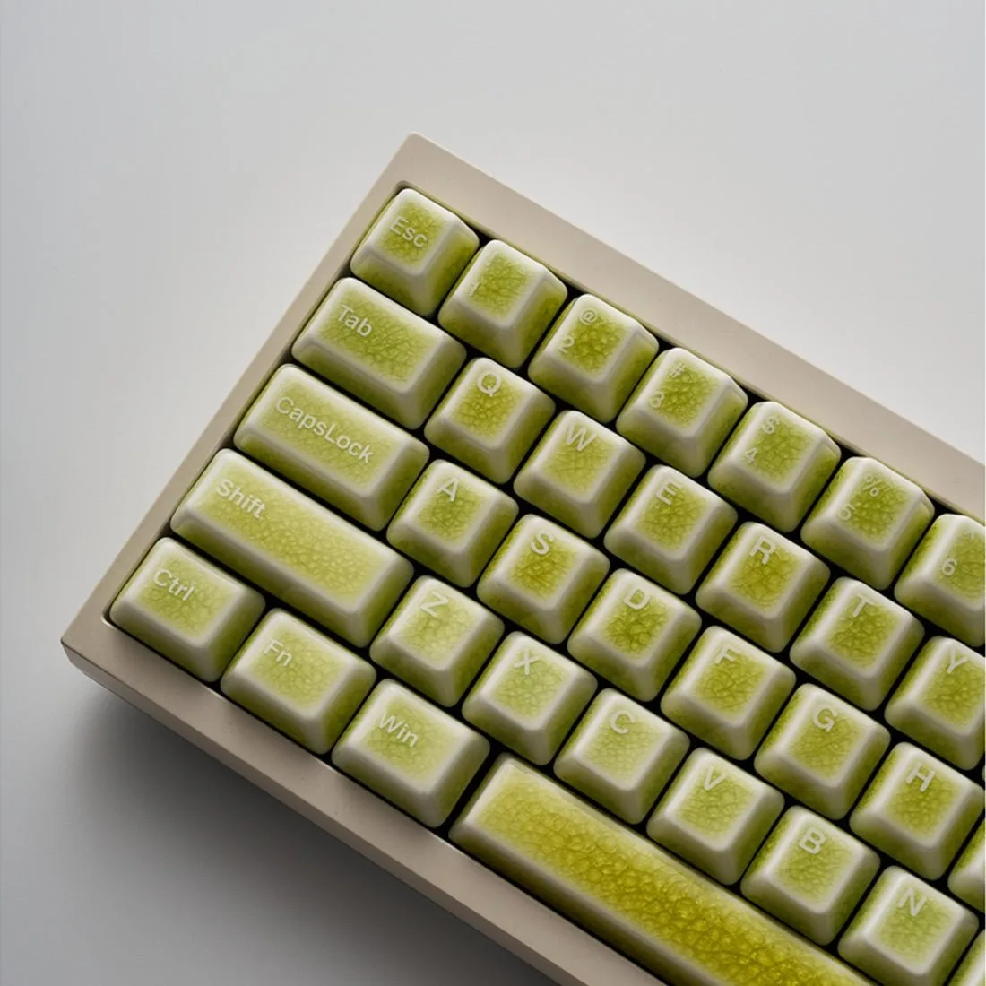 Keramiske vs PBT-keycaps: Hvilket materiale varer lengst