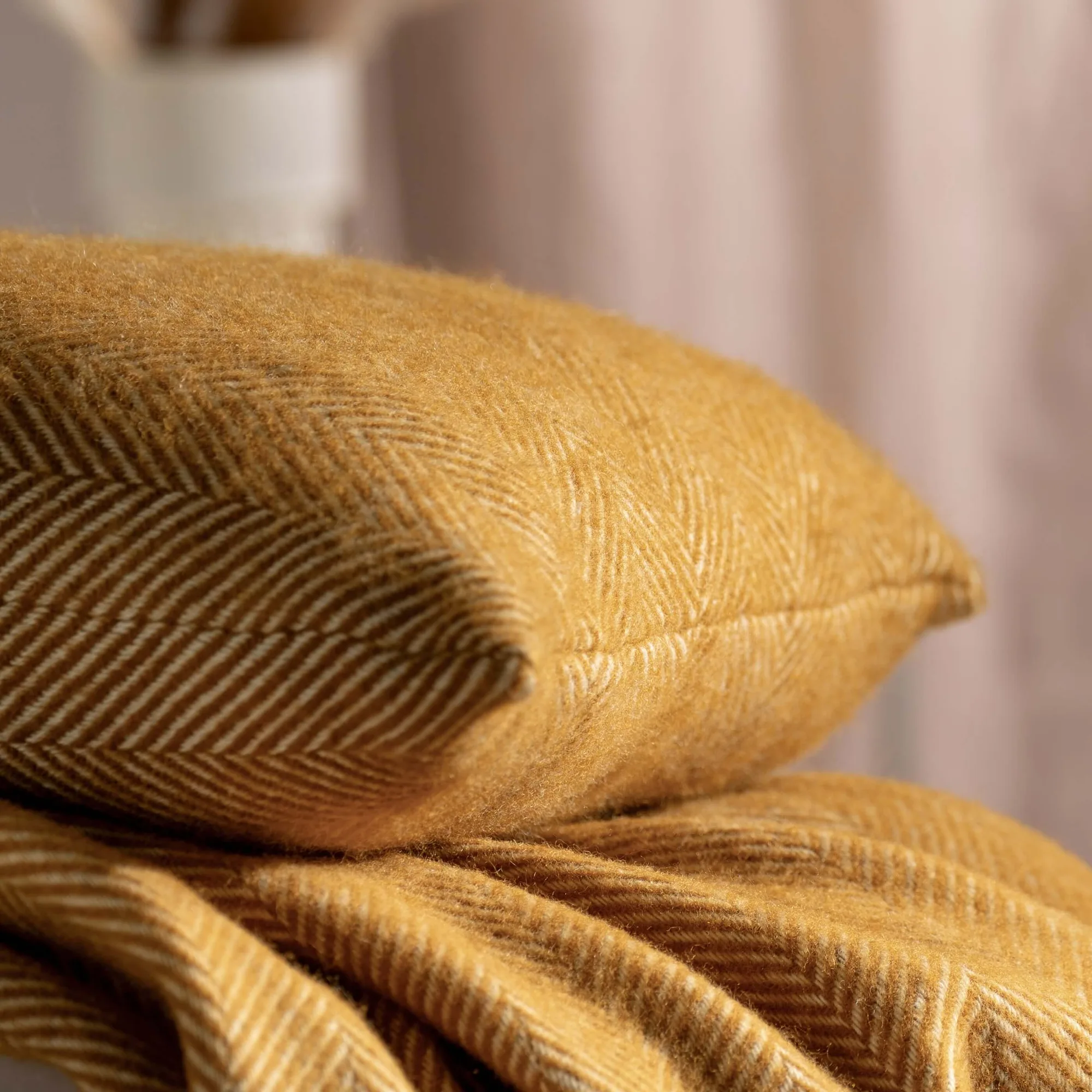 How to Style a Bed with Cushions and Throws: Expert Tips for a Luxurious Bedroom