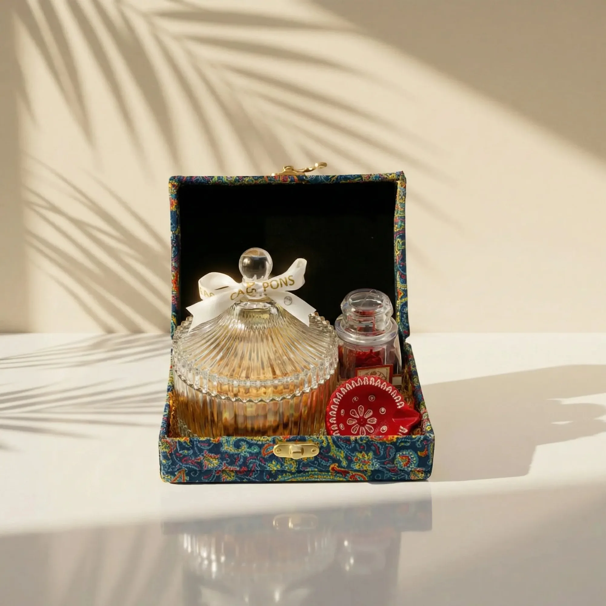 À l'intérieur de la boîte cadeau en cristal Mini Diwali Giveaway