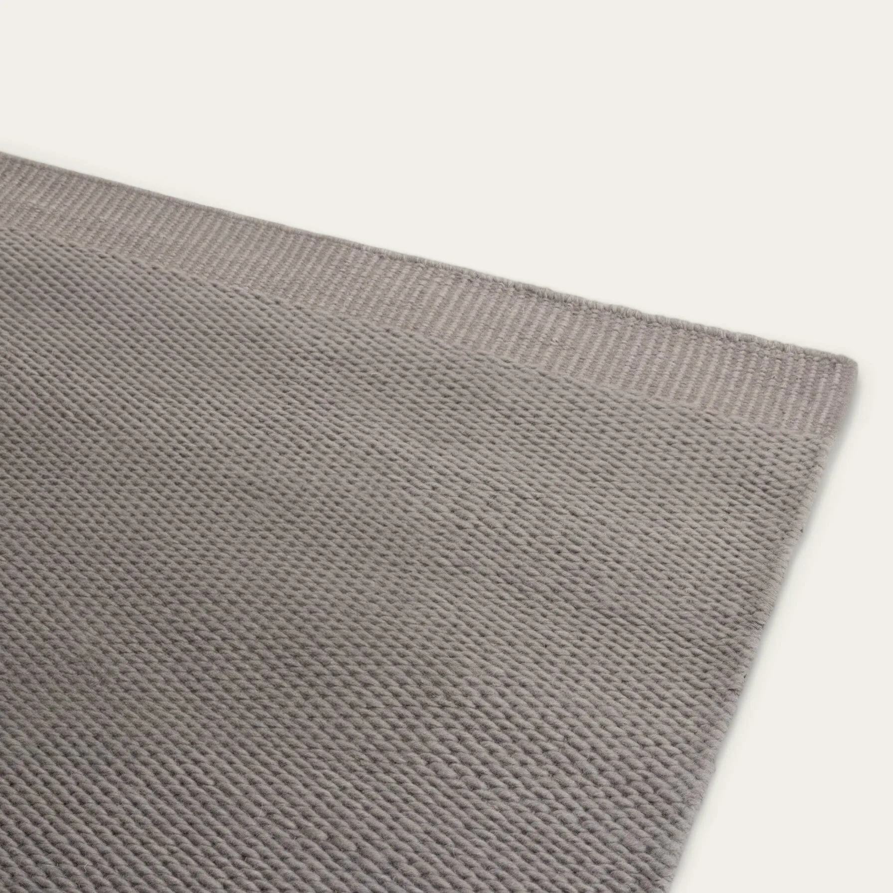 FAQ entretien des tapis : mue, taches et aspiration