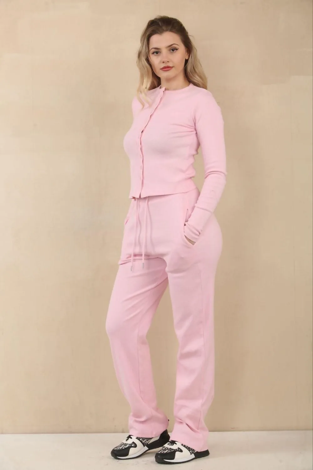 Como combinar um conjunto de loungewear para recados e relaxamento