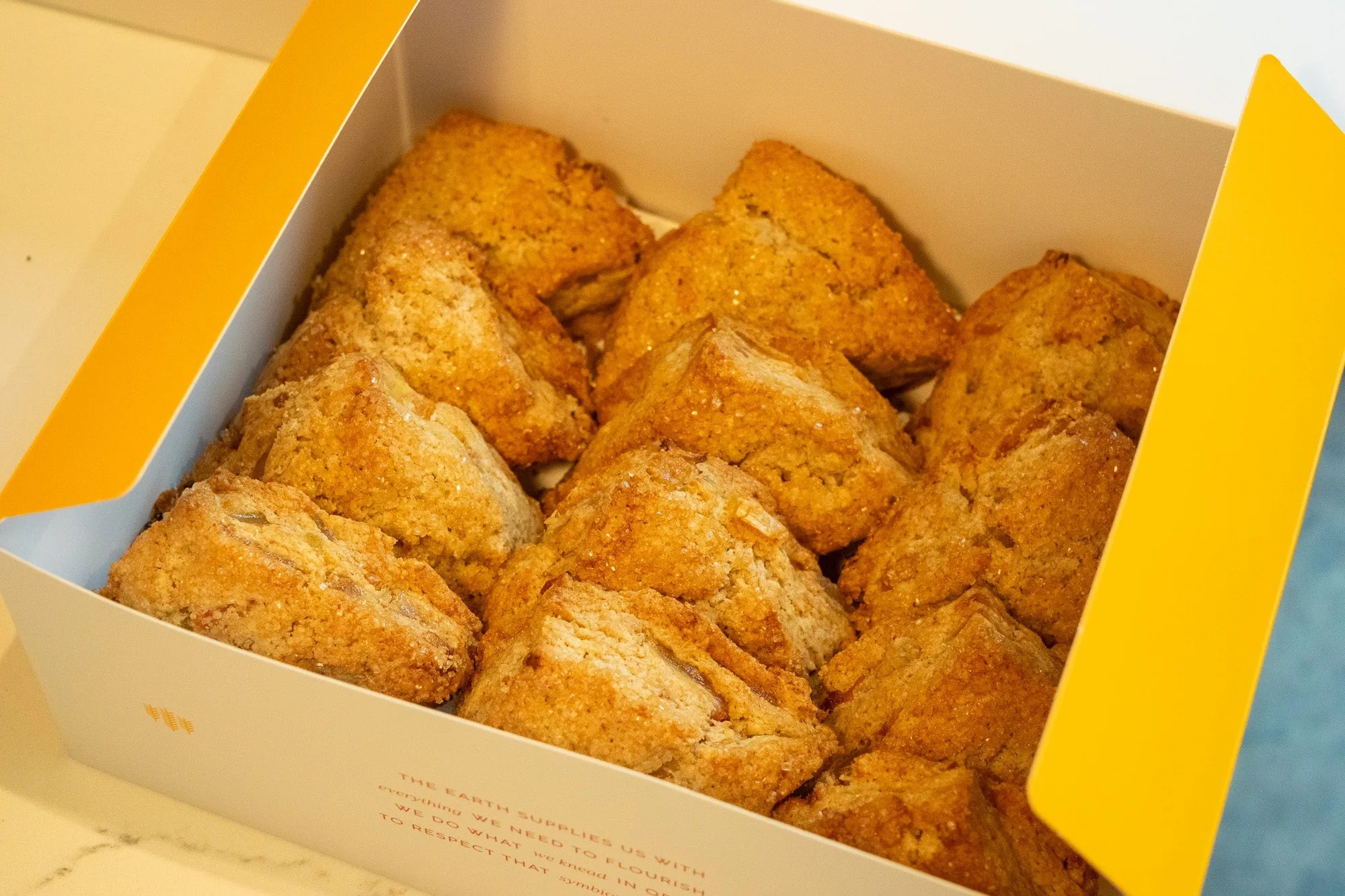 Scatola di mini scones di frutta di stagione: contenuto e servizio