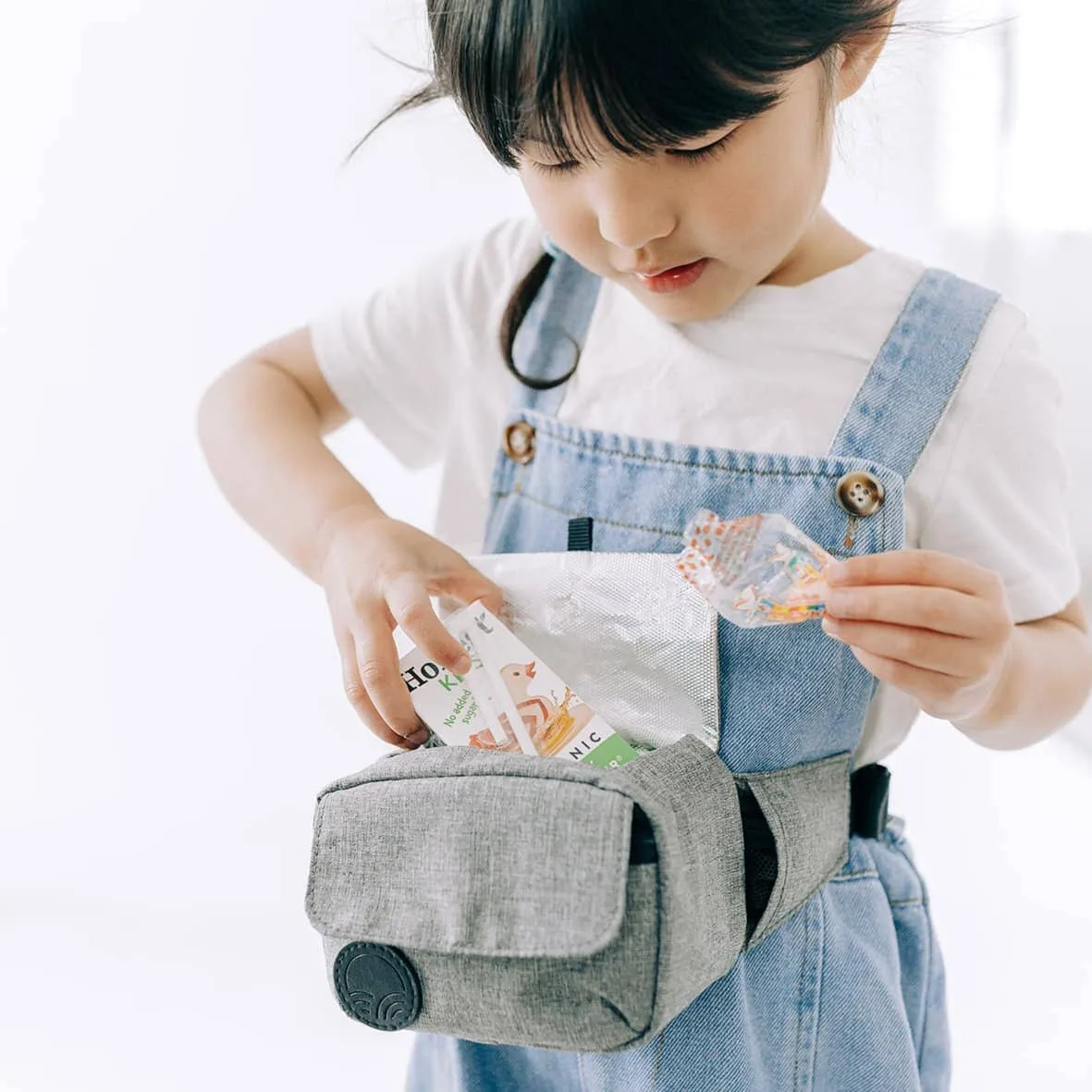 What to Pack in a Tushbaby Kid Snack Pack