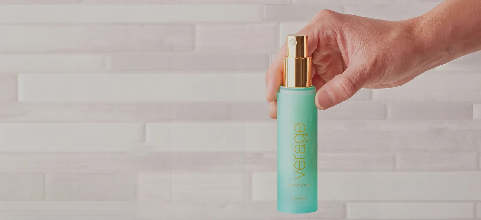 How to Use Verage Moisturizer with Essential Oils for a Glowing Skin Routine