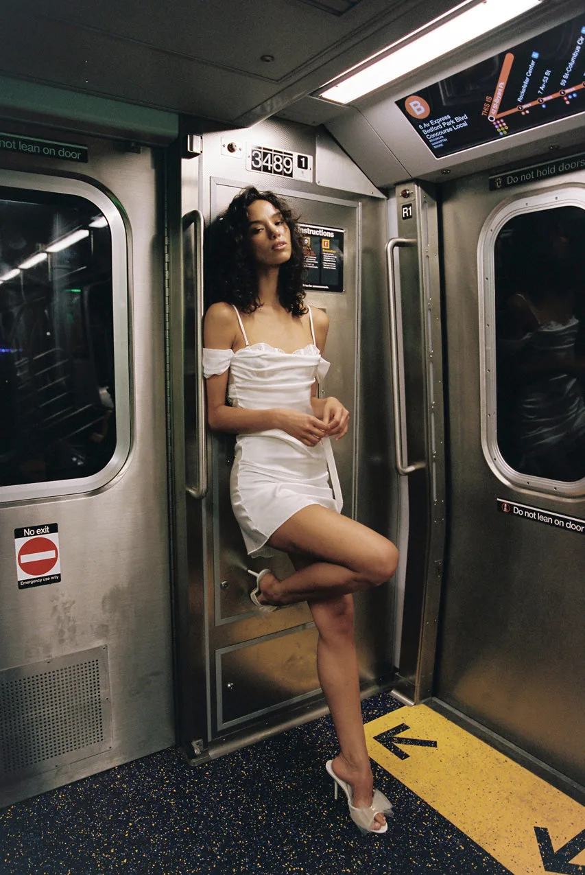 ¿Qué es un slip dress? Cómo combinarlo de día y de noche