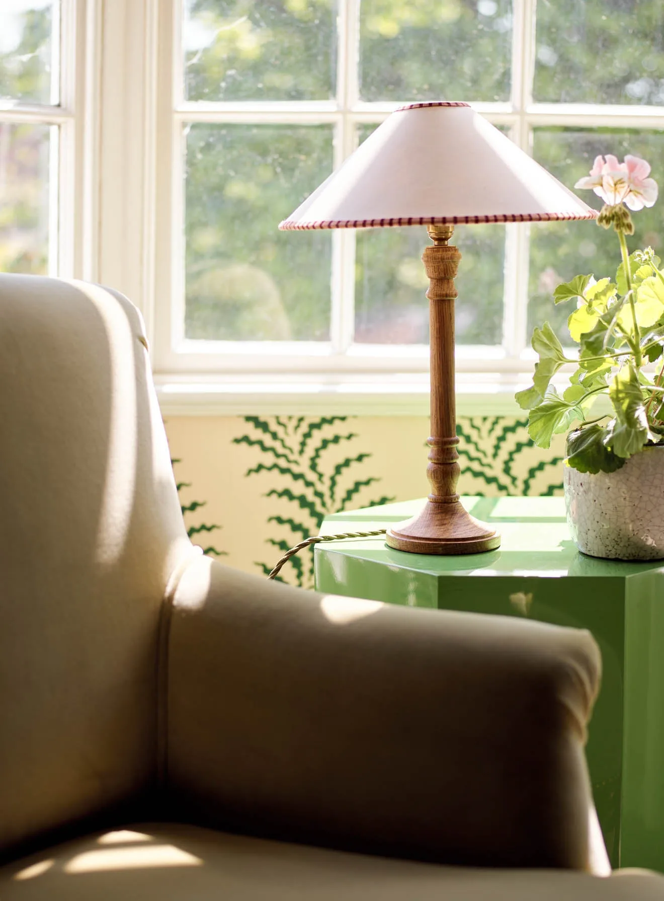 5 Expert Tips for Styling a Bookshelf with Decorative Objects