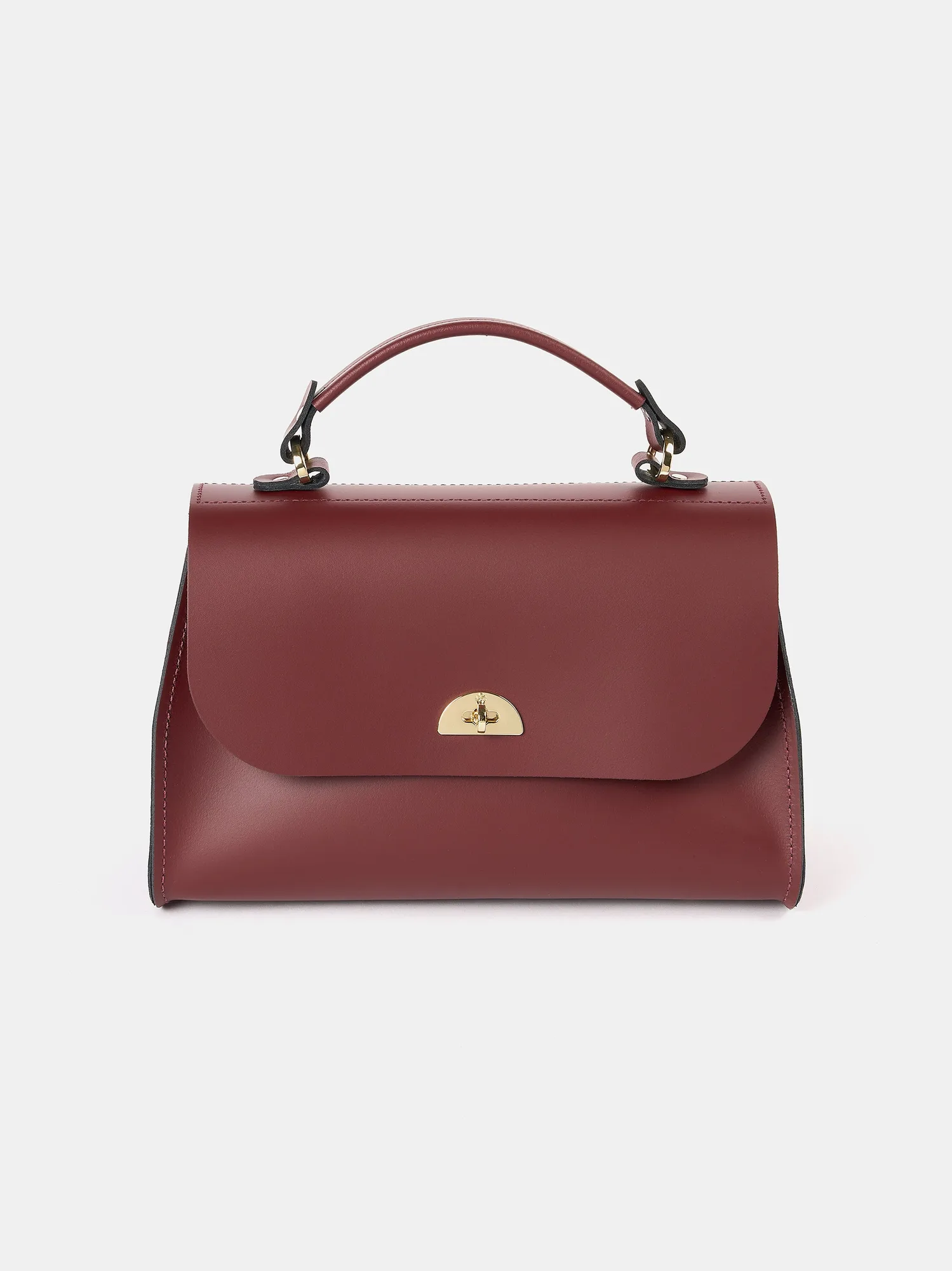 كيف تنسقين قلادة Daisy Oxblood الجلدية
