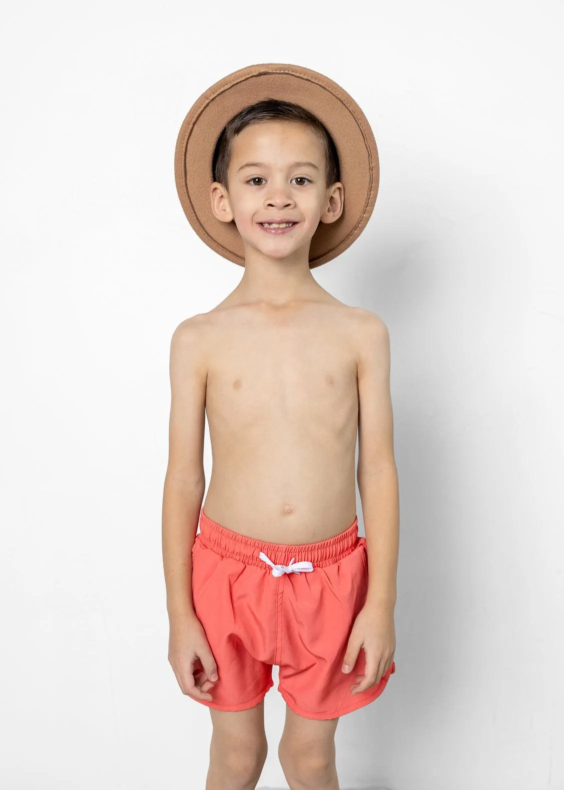 Calções de banho com folhos vs. shorties retro: qual é mais lisonjeiro?
