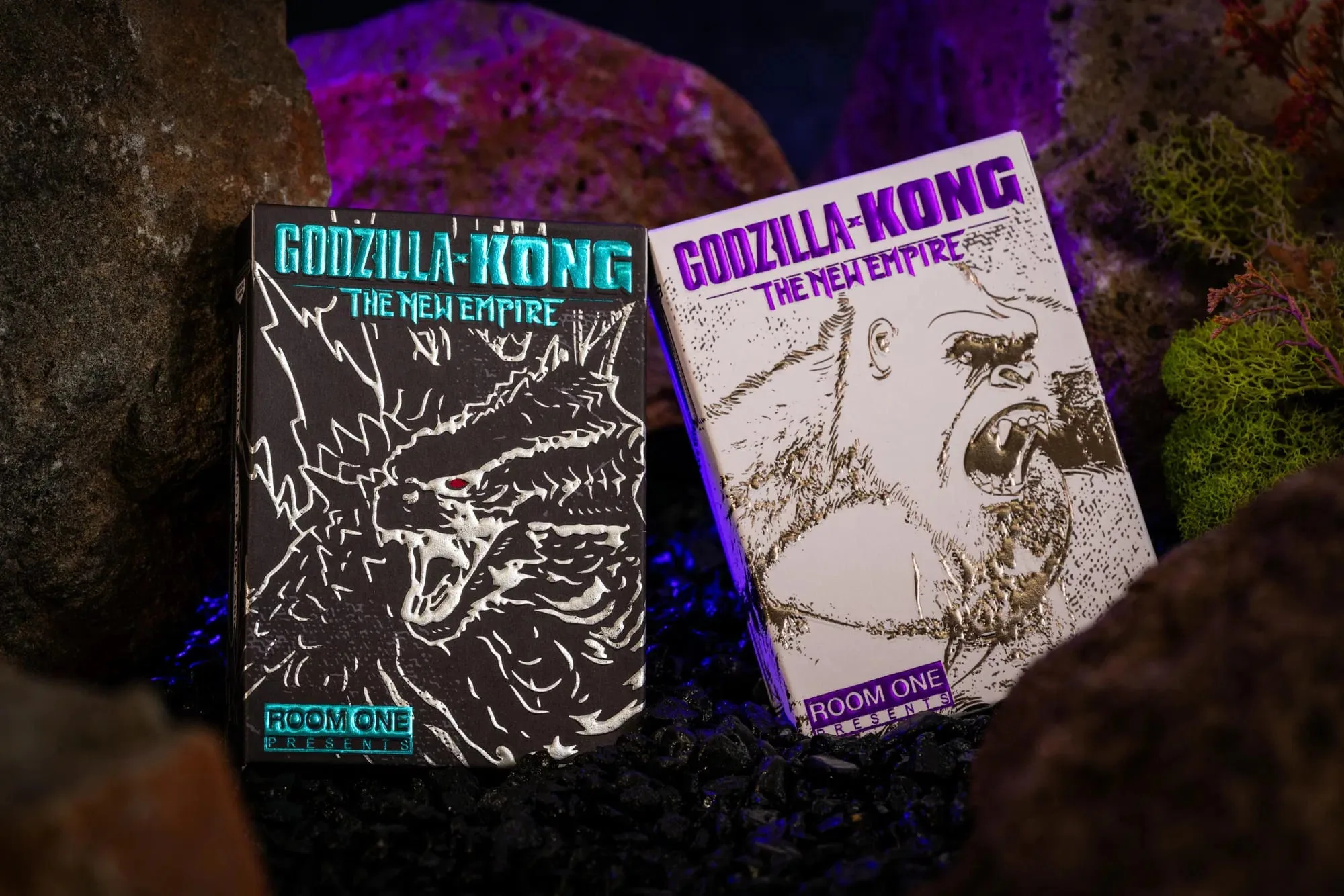 Pourquoi les collectionneurs de cartes à jouer devraient envisager des séries thématiques : de Godzilla à Alice au pays des merveilles