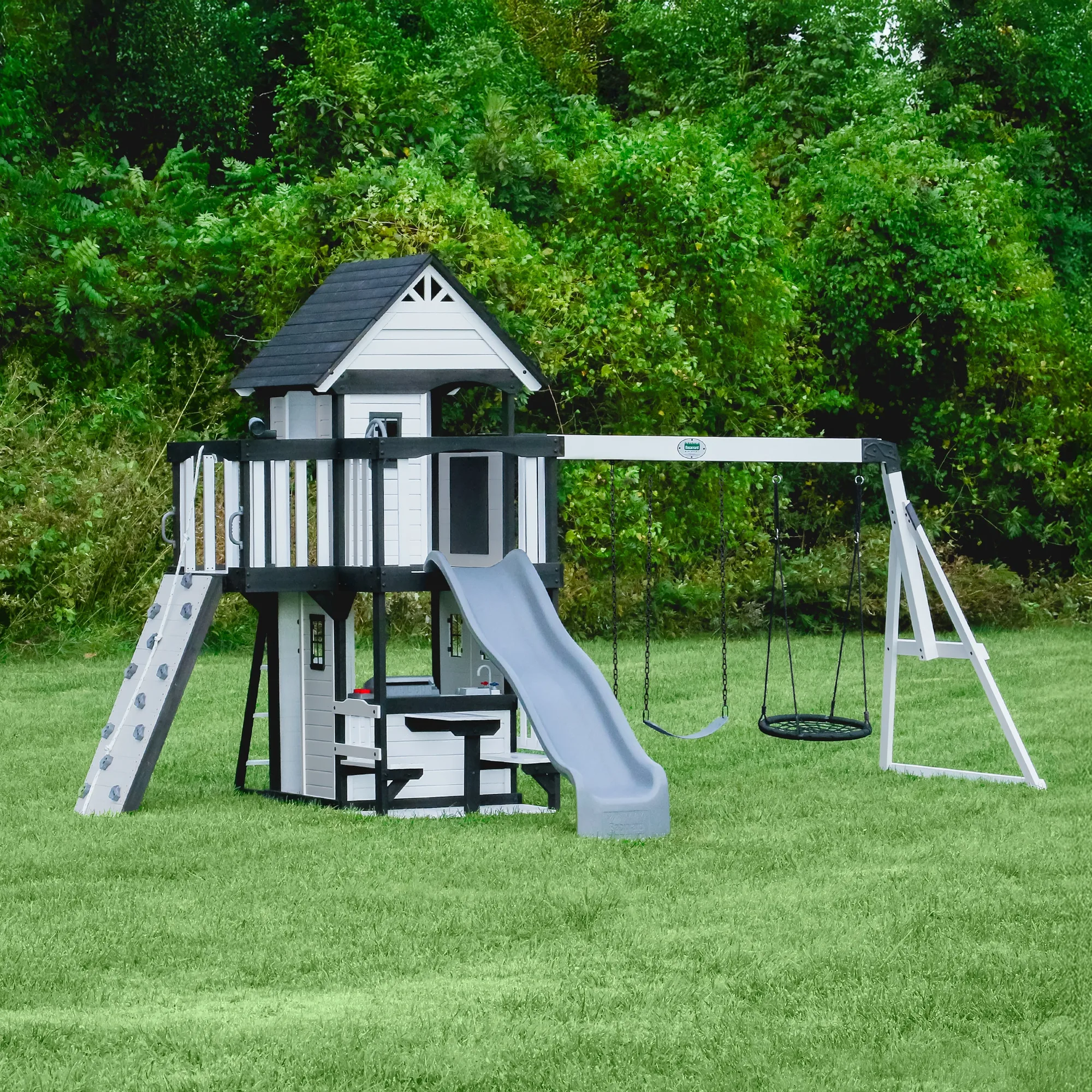 Spielhaus oder Schaukel: Welches Gartenelement zuerst?