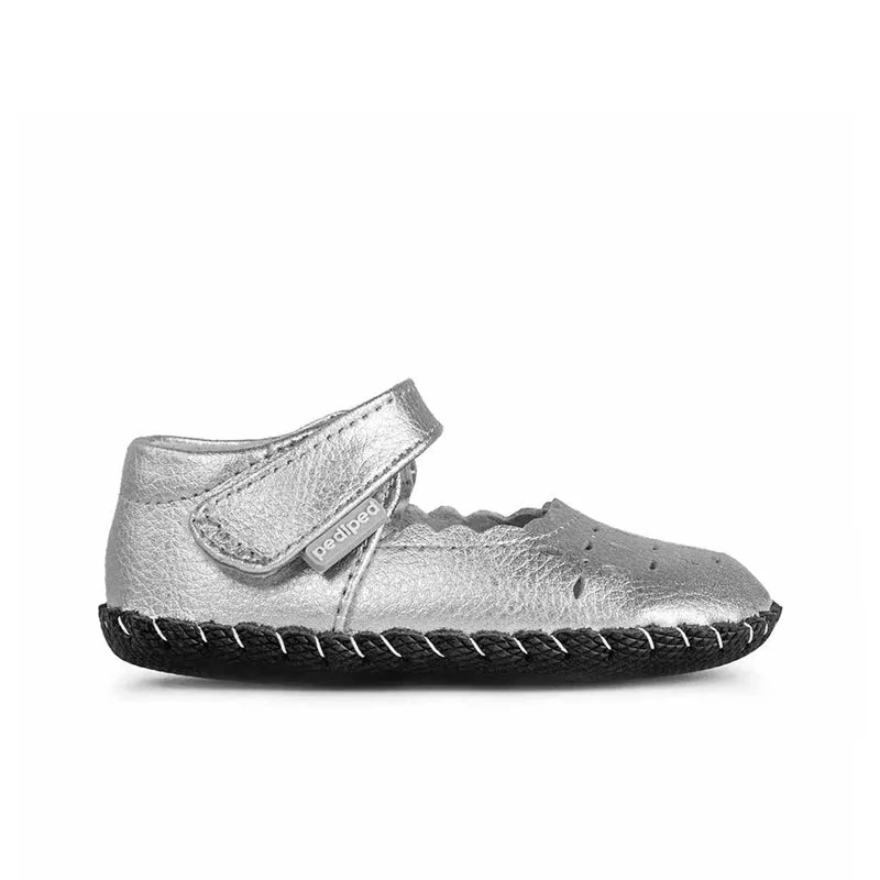 دليل أسلوب حذاء Katelyn Originals الفضي Mary Janes للأطفال الصغار