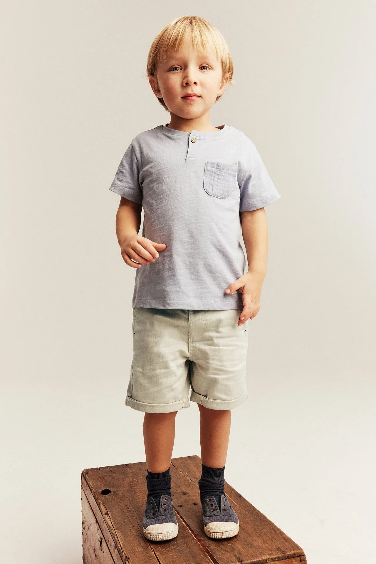 Pantaloncini beige in tessuto per bambini con tasche
