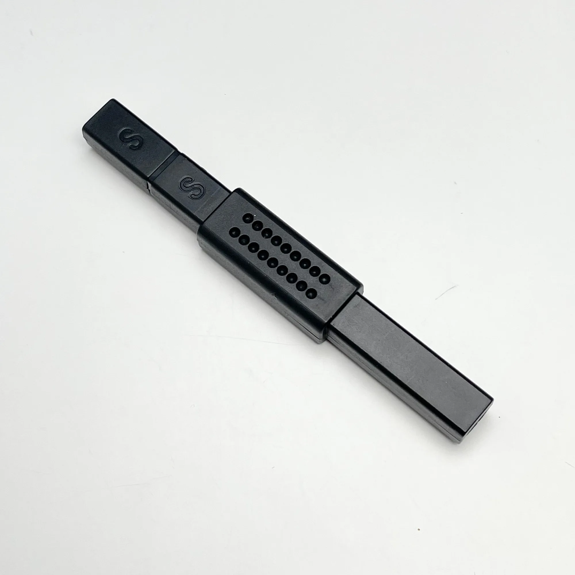 Utiliser un aimant S noir pour des effets de nail art