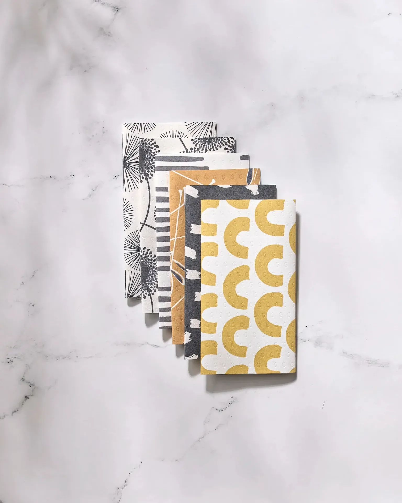 How to Choose the Perfect Table Runner for Your Dining Table: Size, Material, and Style Guide