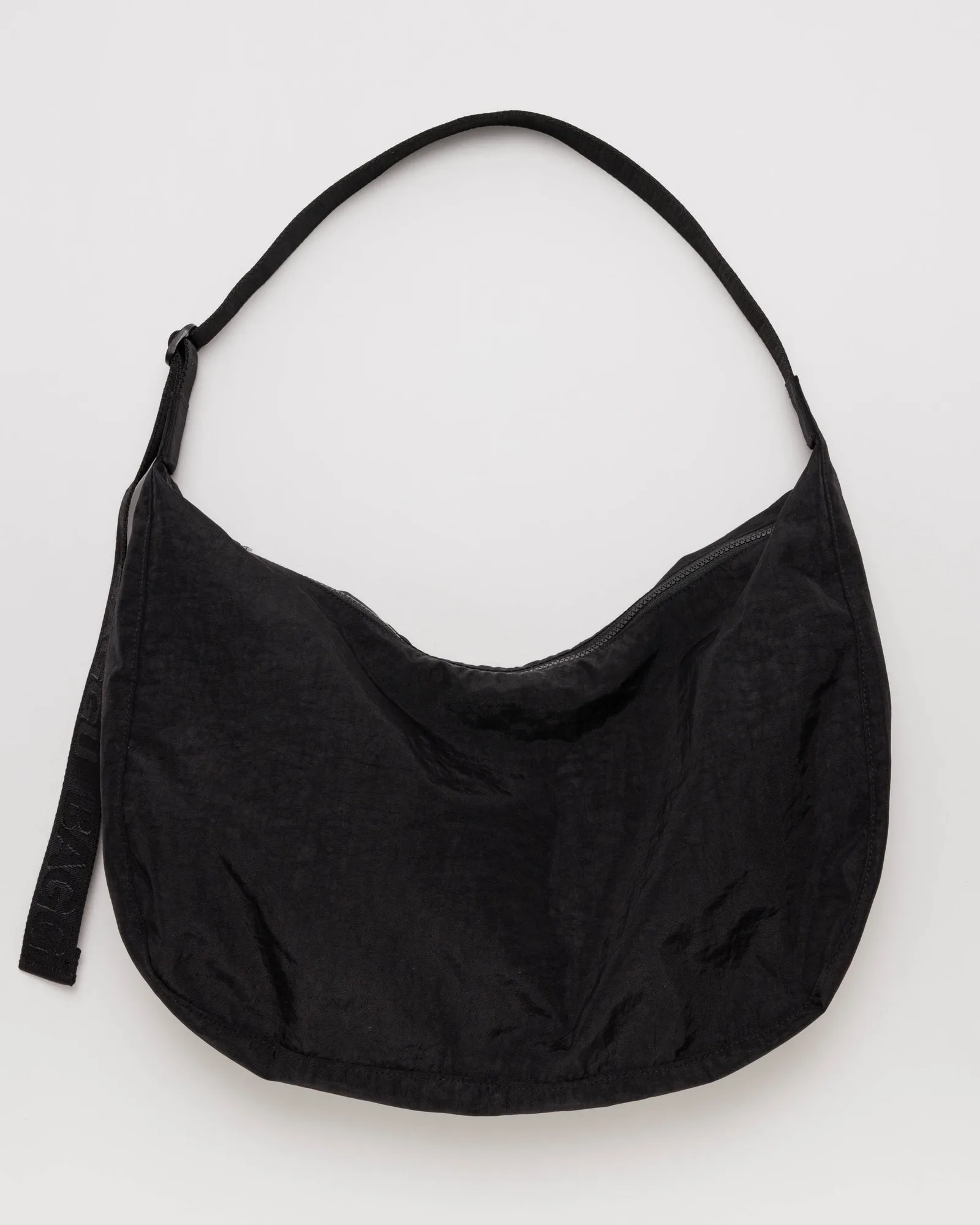 Comment porter un grand sac nylon en forme de croissant au quotidien