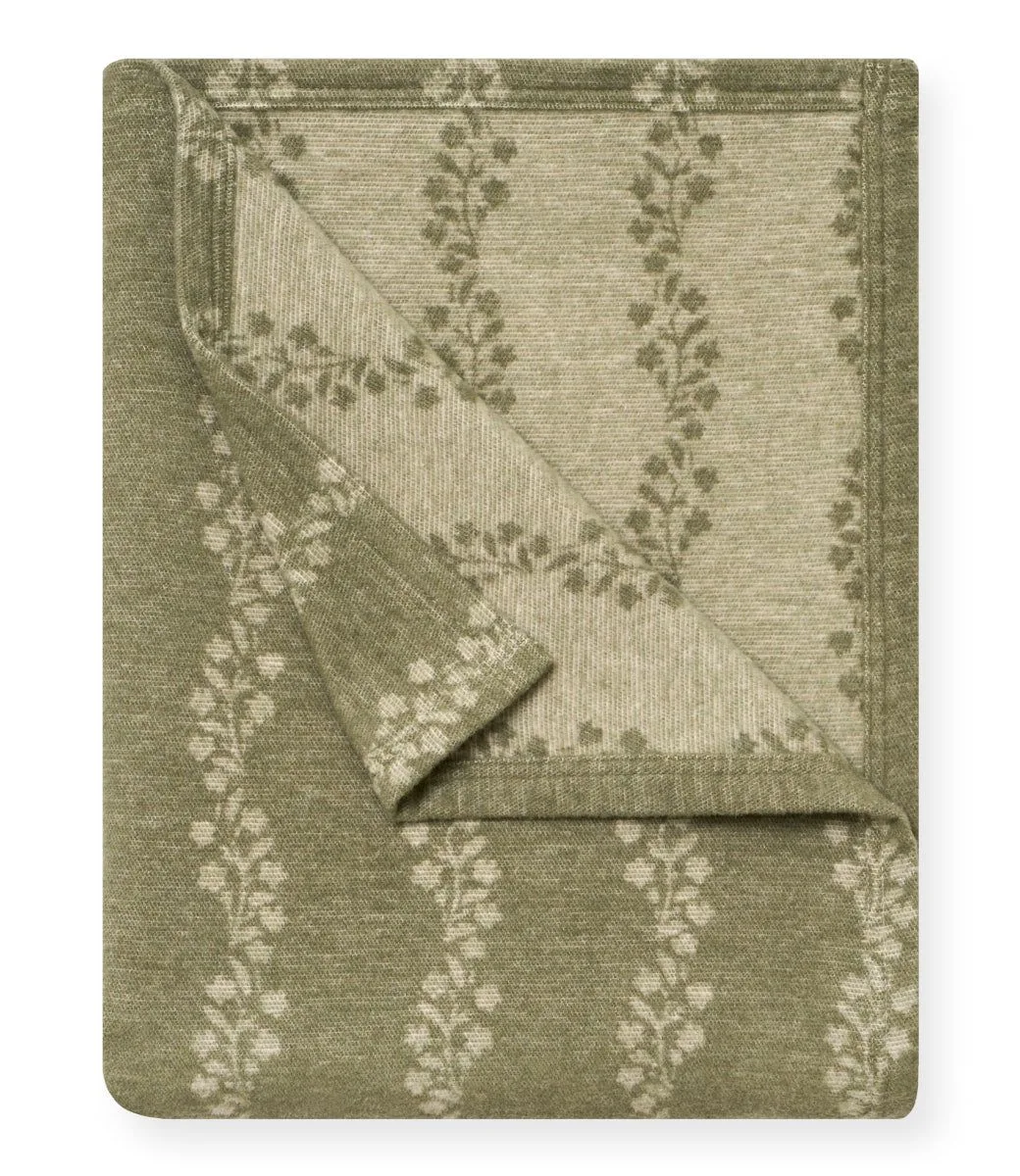 How to Choose the Perfect Outdoor Blanket for Beach, Camping, and Picnics