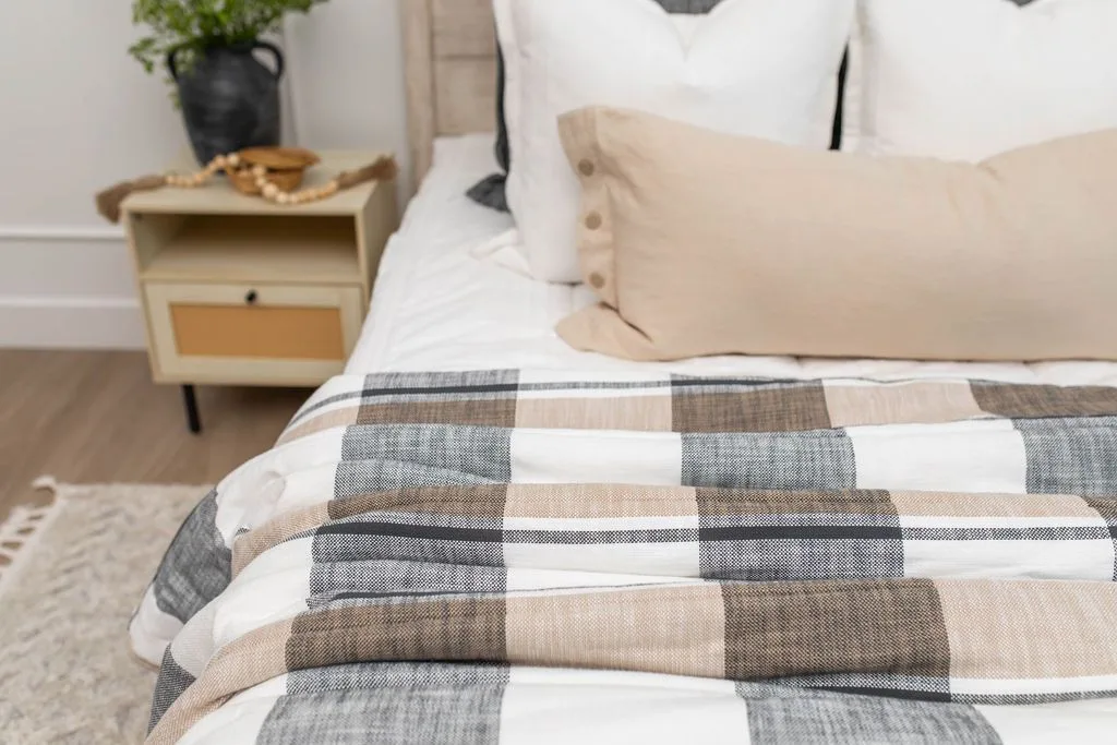 The Benefits of Using a Lumbar Pillow for Back Support: Why Your Bed Needs One