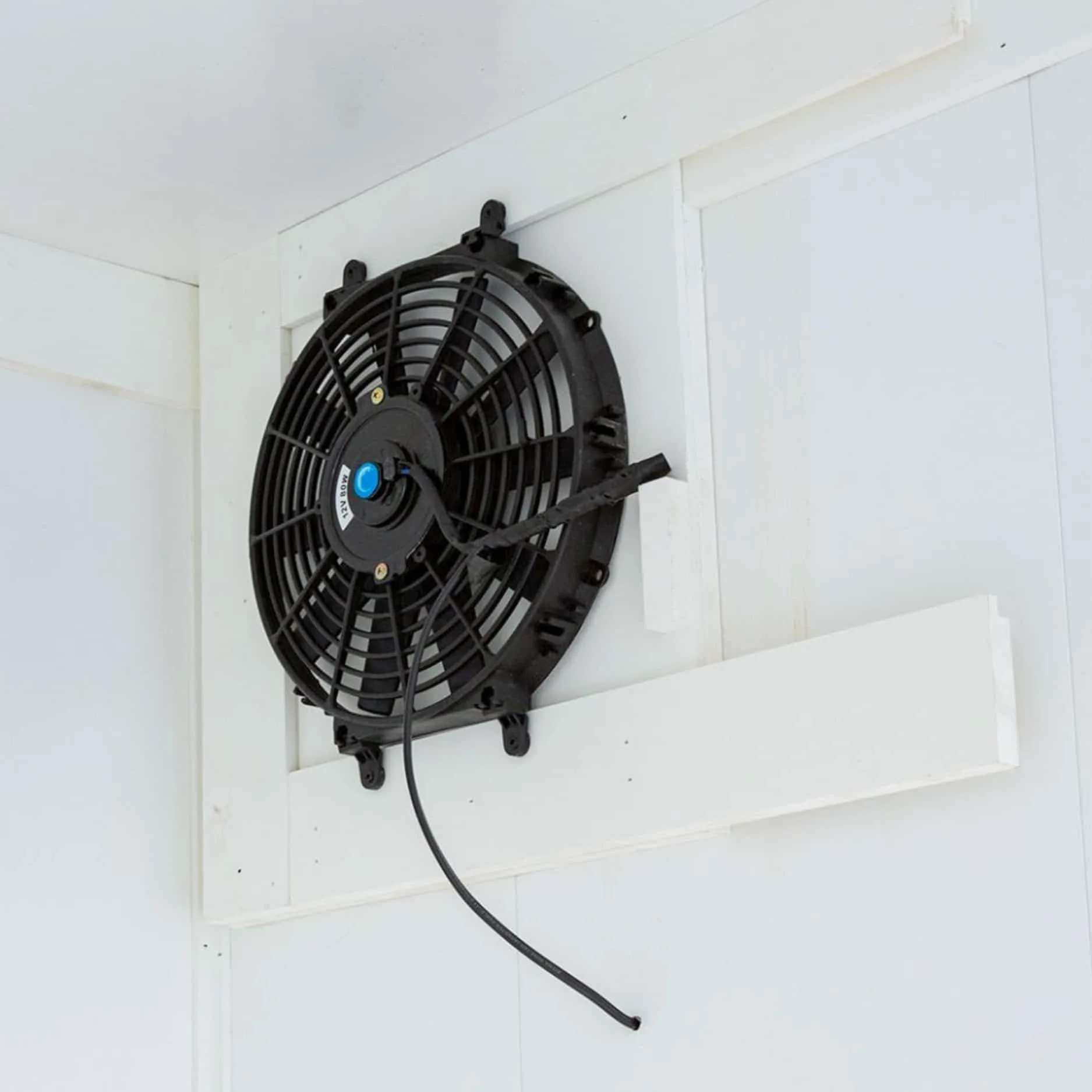 تركيب مروحة عادم 12V DC لتهوية بيت الكلب