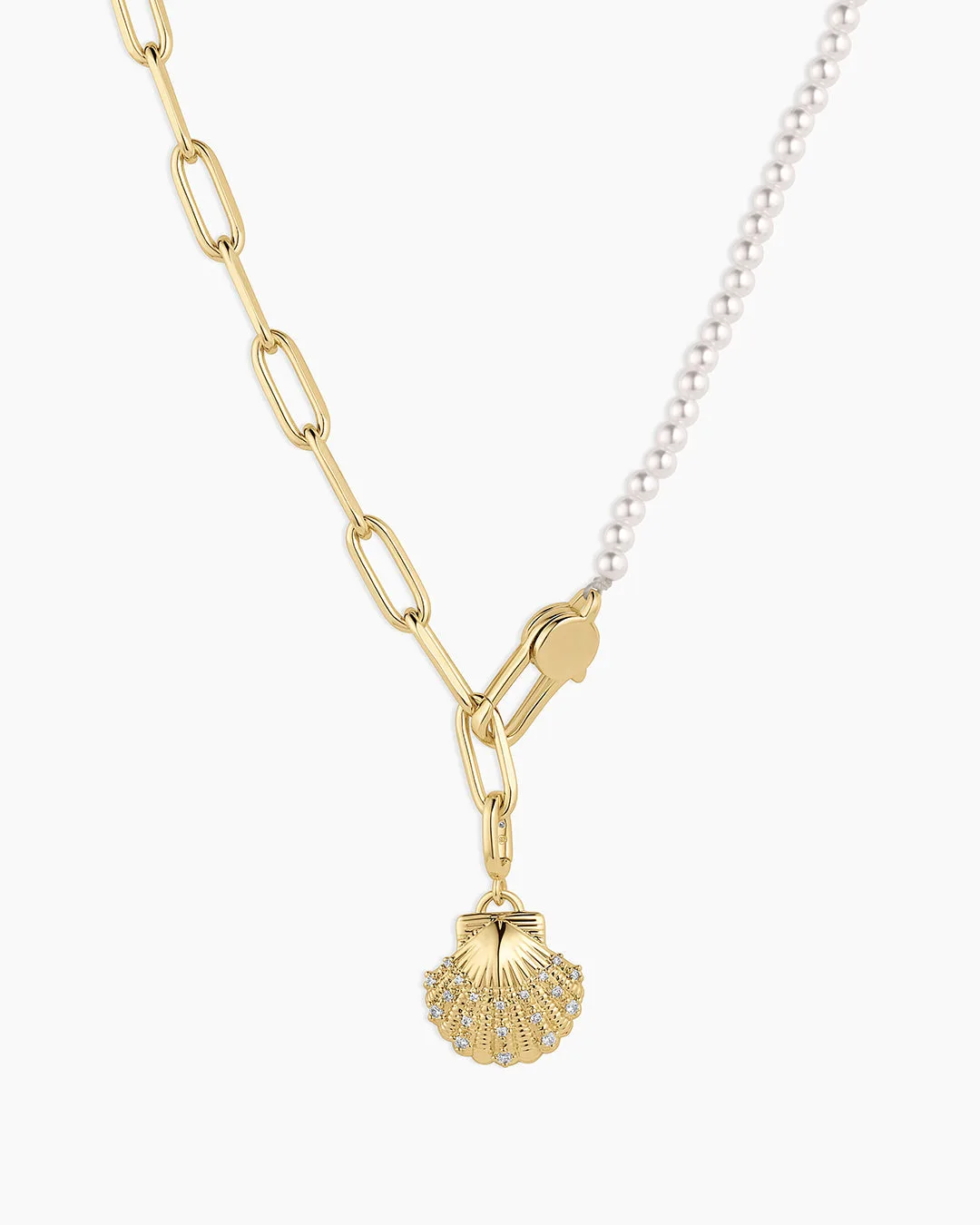 Come abbinare la collana con ciondolo a conchiglia scintillante