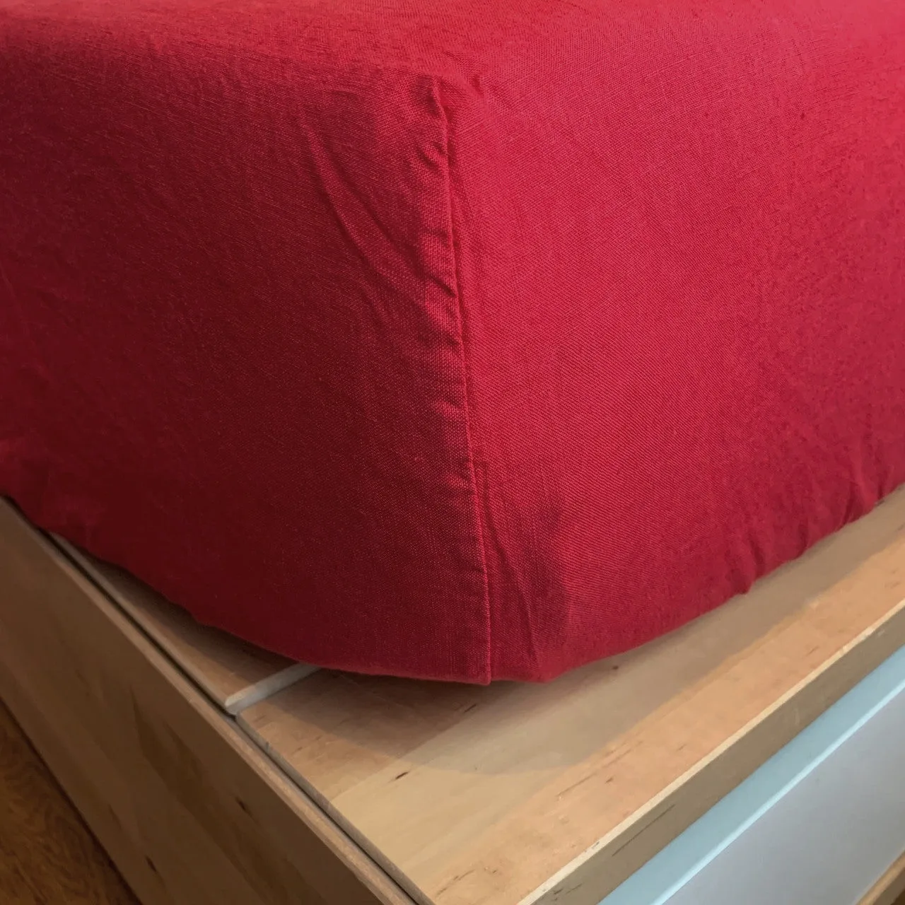 Linoto Red Linen Fitted Sheet Review: Bold Color for Your Bedding