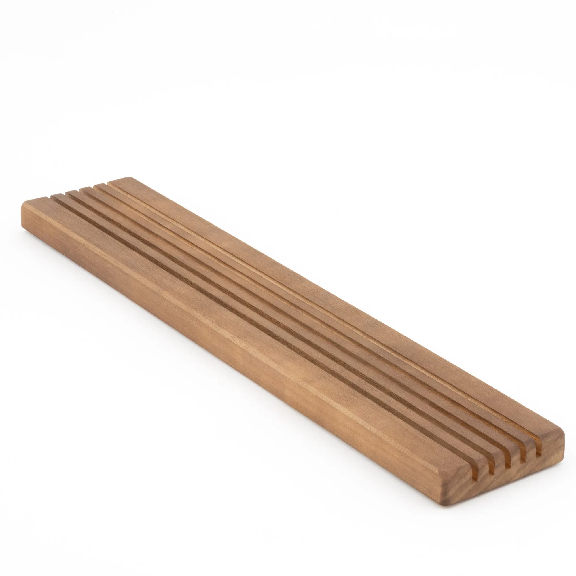 Cómo organizar reglas con un soporte de madera