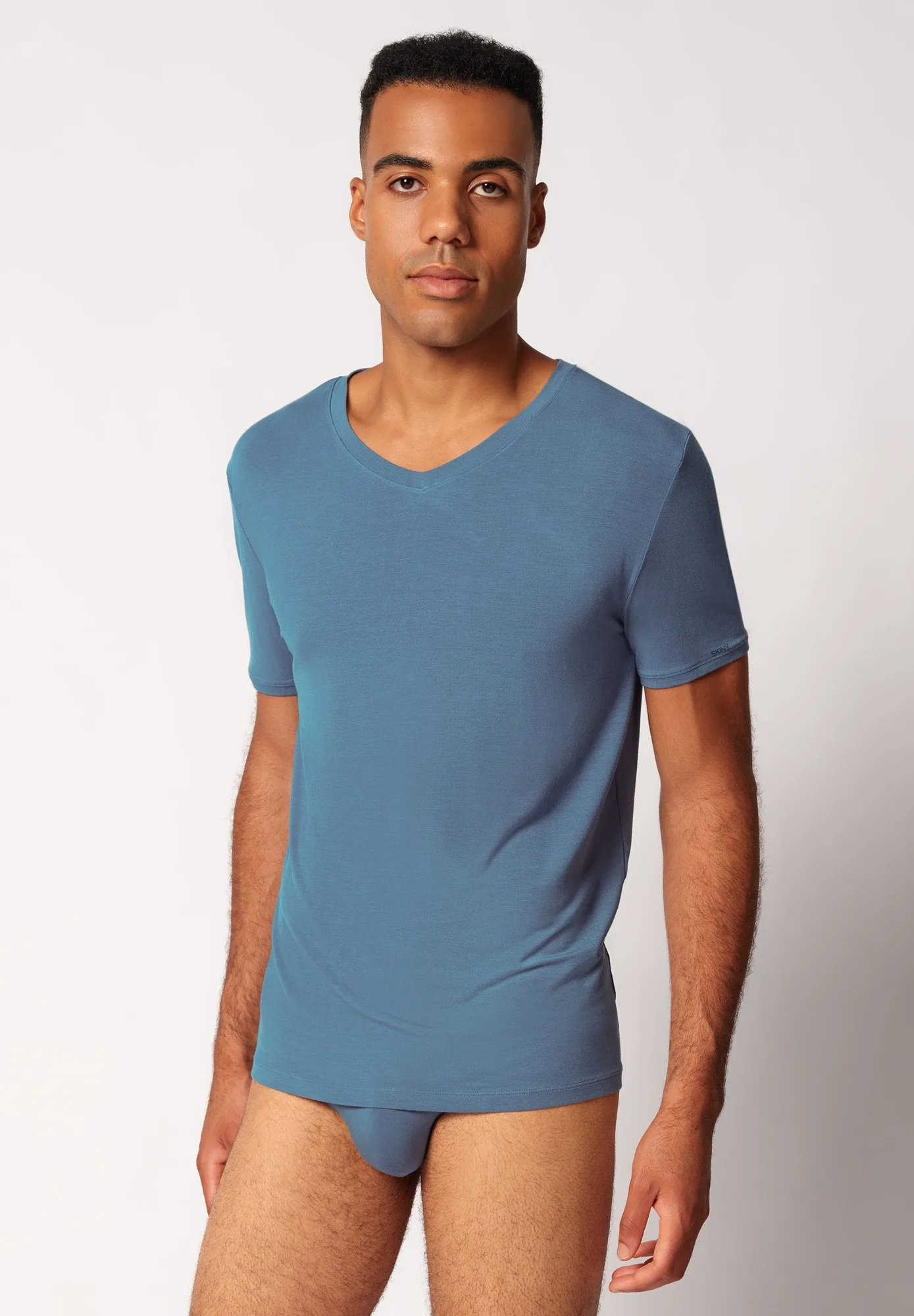 Comment superposer un t-shirt à col V à manches courtes