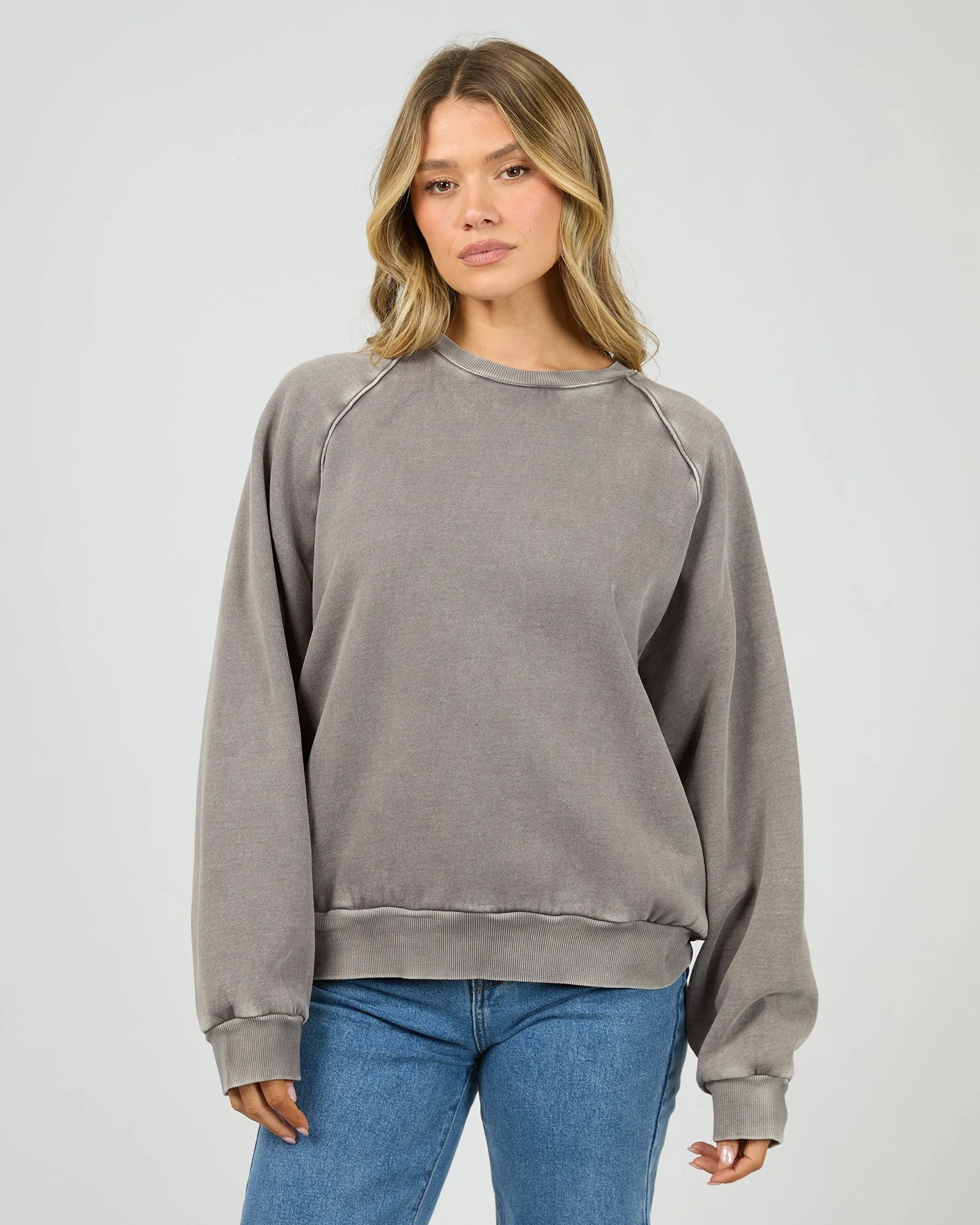 Vintage-Raglan-Crew lässig stylen