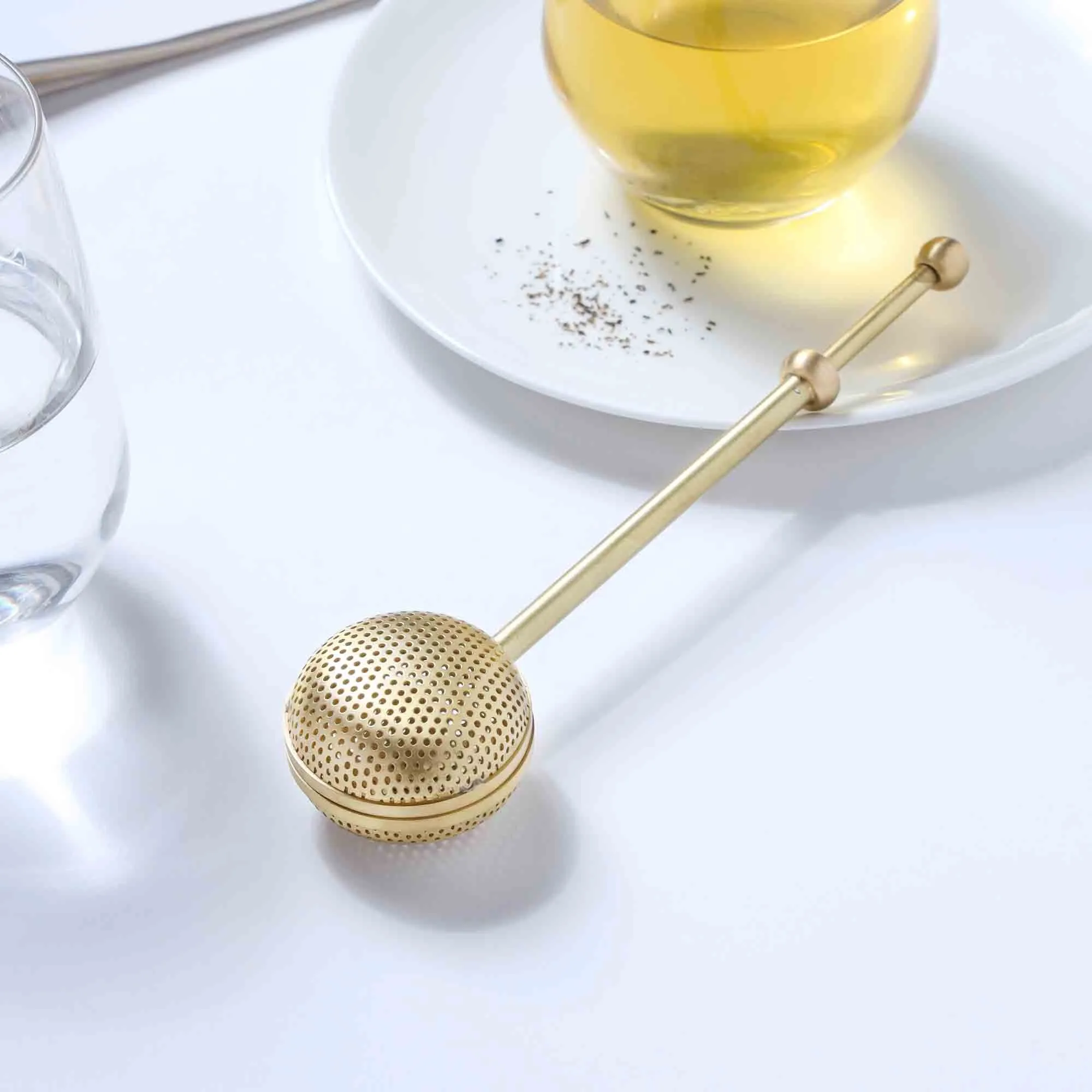 Utiliser un infuseur à thé en laiton pour le thé en vrac