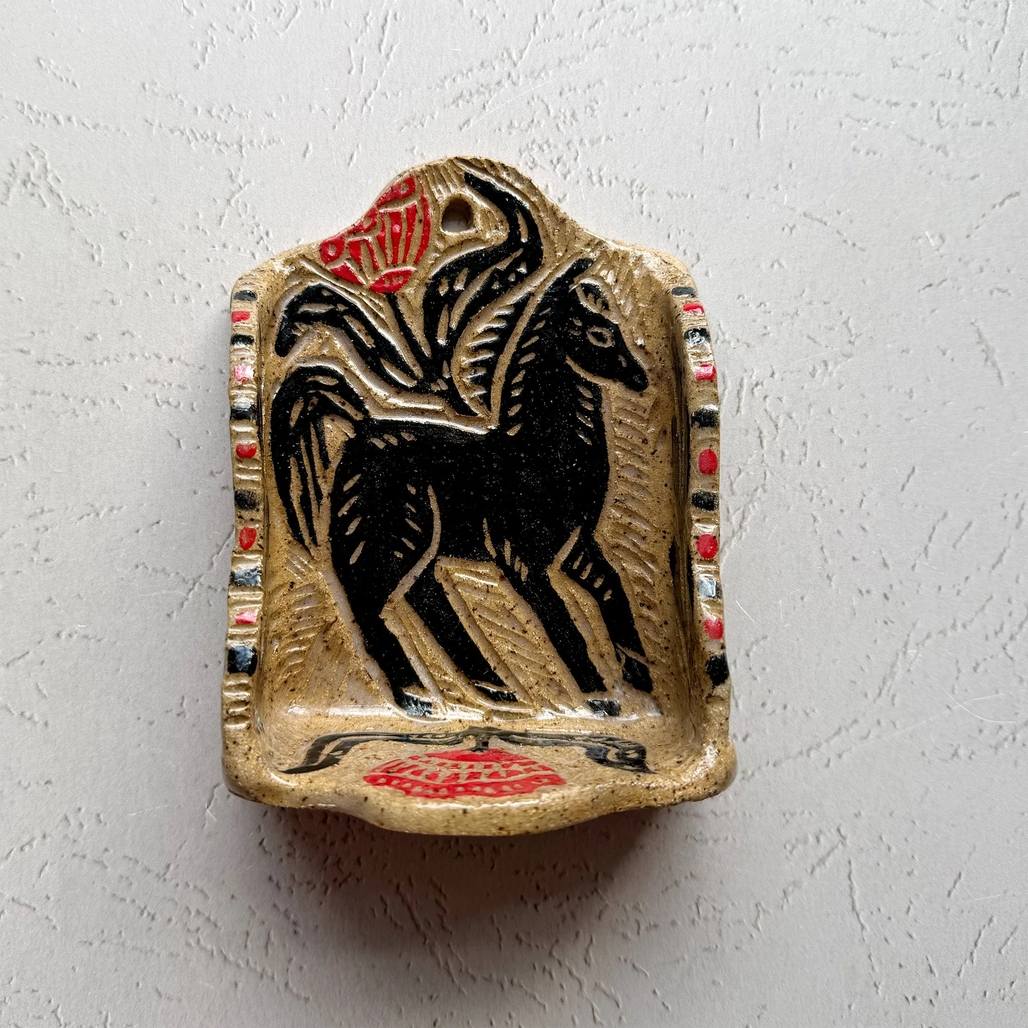 Caballo de cerámica moteado beige pequeño santuario