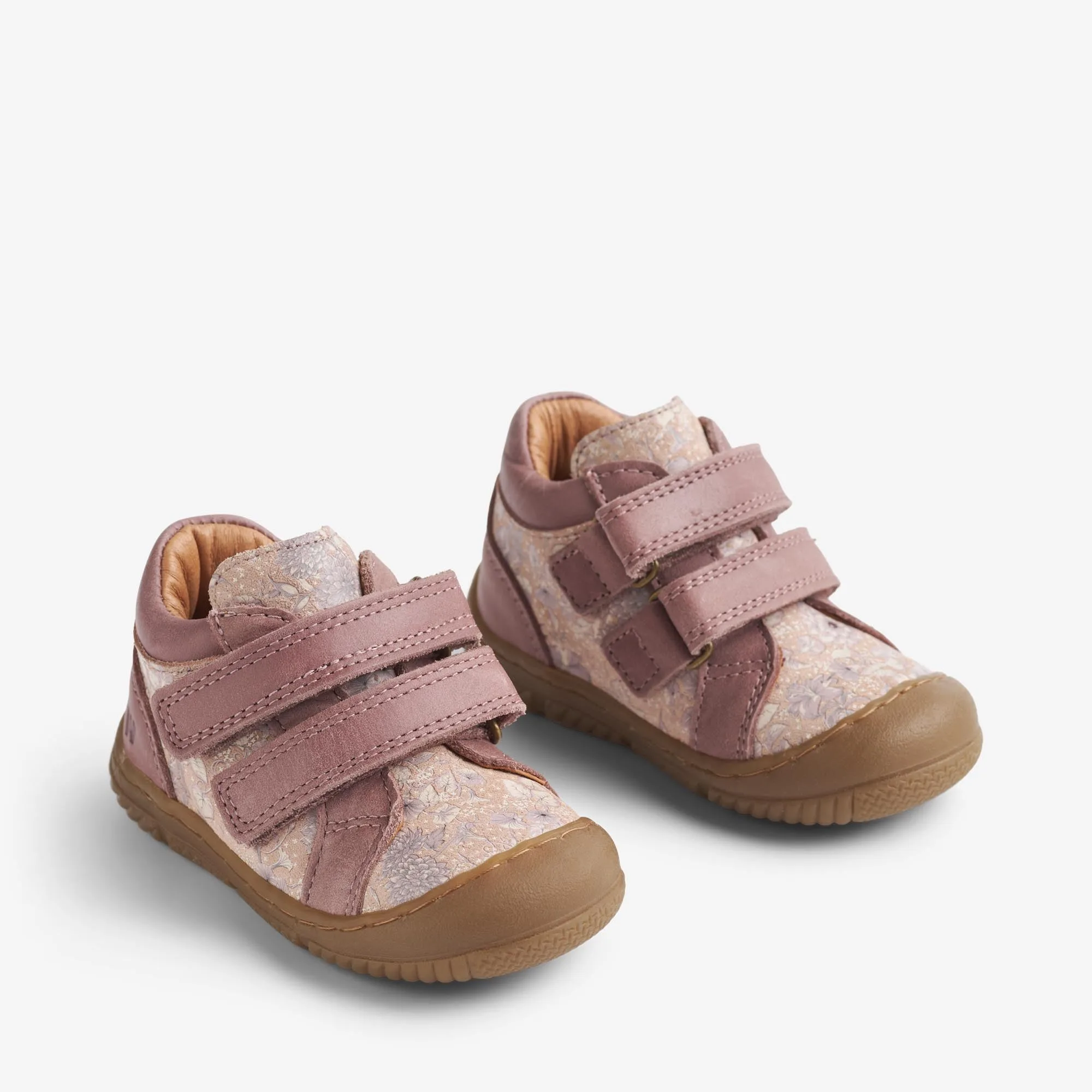 Comment choisir les premières chaussures de bébé