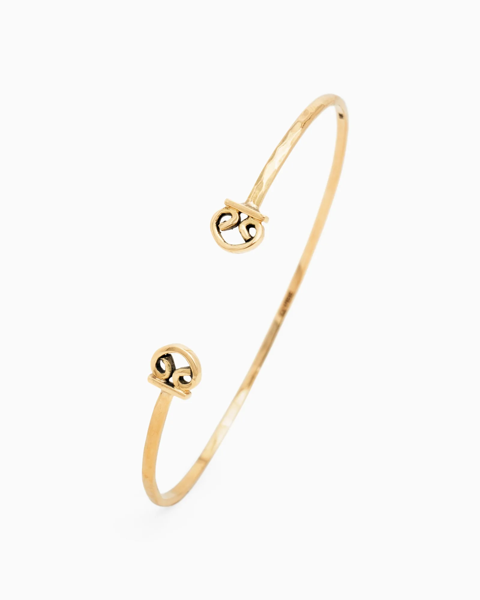 Pulsera rígida de oro 14K Balance vs. Pulsera de gancho St. John