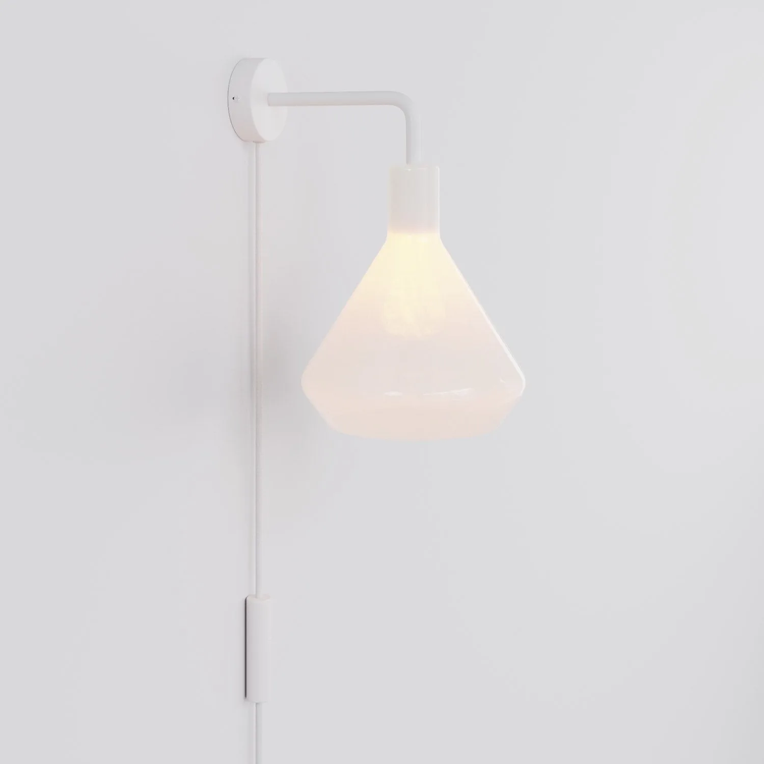 Plumen Drop Top 002 with Plug vs Hardwired: Which Installation Is Right for You?